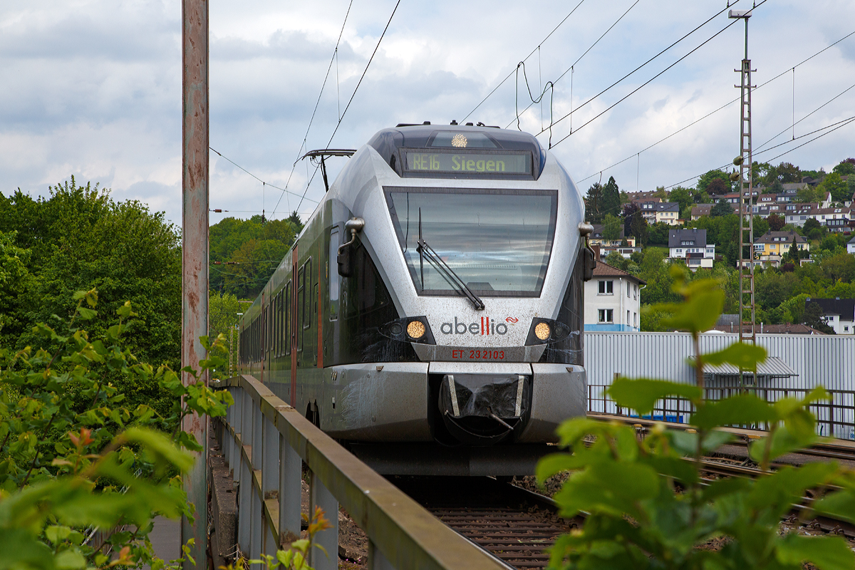
Der ET 23 2103  Werdohl  (94 80 0427 102-9 D-ABRN / 94 80 0827 102-5 D-ABRN / 94 80 0427 602-8 D-ABRN), ex ET 23 003, ein 3-teiliger Stadler Flirt der Abellio Rail NRW am 17.05.2015 auf der Siegbrücke und erreicht nun bald den Hauptbahnhof Siegen. Er fährt als RE 16  Ruhr-Sieg-Express  die Verbindung Essen - Hagen - Siegen.

Der Triebzug wurde 2007 bei Stadler Pankow GmbH in Berlin unter der Fabriknummer 34663 gebaut. 