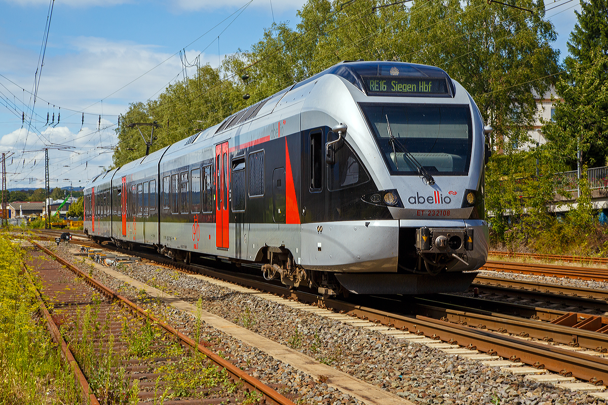 
Der ET 23 2108  Finnentrop  (94 80 0427 107-8 D-ABRN / 94 80 0827 107-4 D-ABRN / 94 80 0427 607-7 D-ABRN), ex ET 23008, ein 3-teiliger Stadler Flirt der Abellio Rail NRW fährt am 24.07.2020 als RE 16  Ruhr-Sieg-Express  (Essen - Hagen - Siegen), von Kreuztal weiter in Richtung Siegen. 