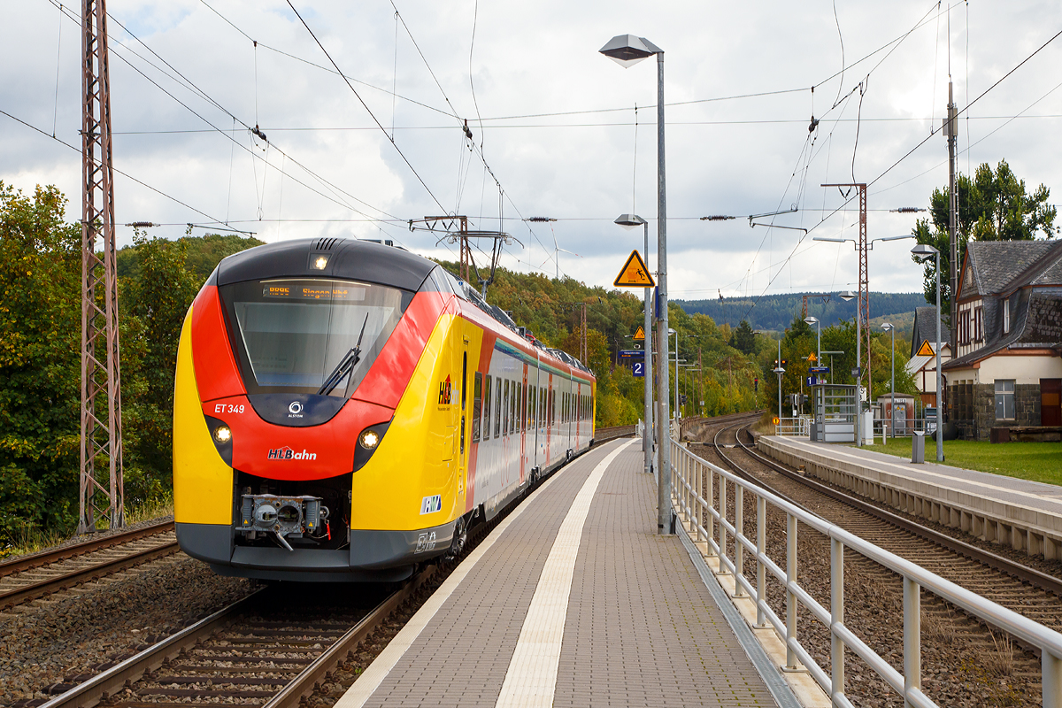 
Der ET 349 (94 80 1440 349-7 D-HEB / 94 80 1441 849-5 D-HEB / 94 80 1440 849-6 D-HEB) ein dreiteiliger Alstom Coradia Continental der HLB (Hessische Landesbahn)  hat am 24.09.2018, als  RB 95  Sieg-Dill-Bahn  Dillenburg - Siegen , nun den Hp Wilnsdorf-Rudersdorf bzw. Rudersdorf (Kr. Siegen) erreicht. 

Hier oben wird man ihn wohl nicht lange sehen,  zurzeit fährt er diese Verbindung (einzelne Umläufe) zur Personalschulung (auf diese Triebwagen). Ab Fahrplanwechsel im Dezember 2018 verkehren  die Alstom Coradia Continental der HLB im „Südhessen-Untermain-Netz“ auf den Linien RB 58, RE 59 und RB 75. Dafür hat die Hessische Landesbahn insgesamt 30 neue Niederflur-Elektrotriebzüge vom Typ  Alstom Coradia Continental gekauft, 17 vierteilige und 13 dreiteilige ET. 
