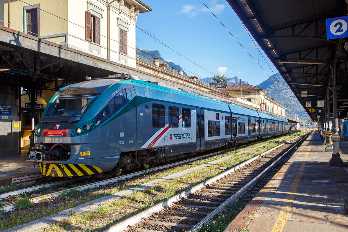 
Der ETR 425 - 029, ein Alstom Coradia Meridian - JAZZ der Trentitalia, steht am 16.09.2017, als Regionalzug 2147 nach Milano Centrale, im Bahnhof Domodossola zur Abfahrt bereit.