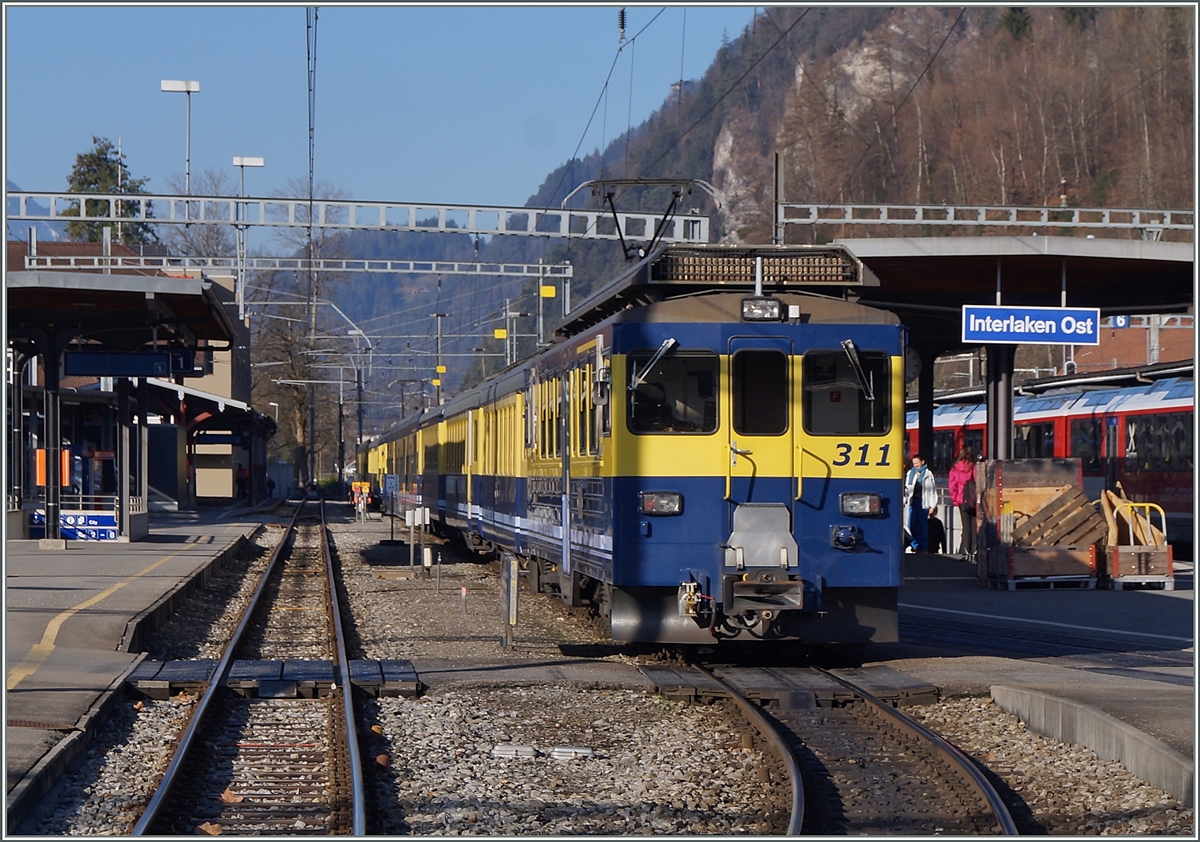 Der etwas eckige BOB Triebwagen 311 wartet in Interlaken Ost auf die Abfahrt nach Lauterbrunnen. (Der hintere Zugsteil verkehrt nach Gridelwald).
9. M�rz 2014