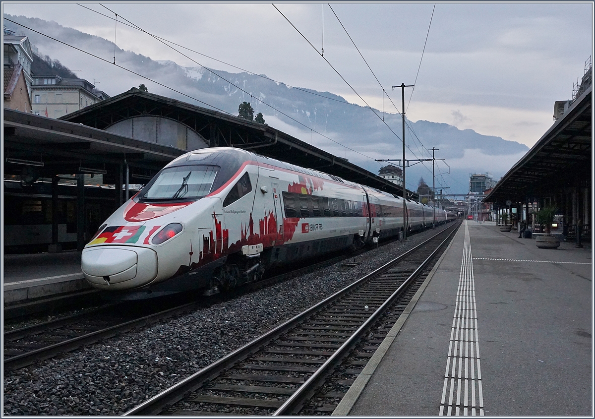 Der Eurocity 37 von Genève nach Venezia SL führte heute am Schluss als Verstärkung den RABe 503 022  Johann Wolfgang von Goethe  für Reisende bis Domodossola. 
Das Bild entstand bei der Abfahrt des Zuges in Montreux.
7. Jan. 2018