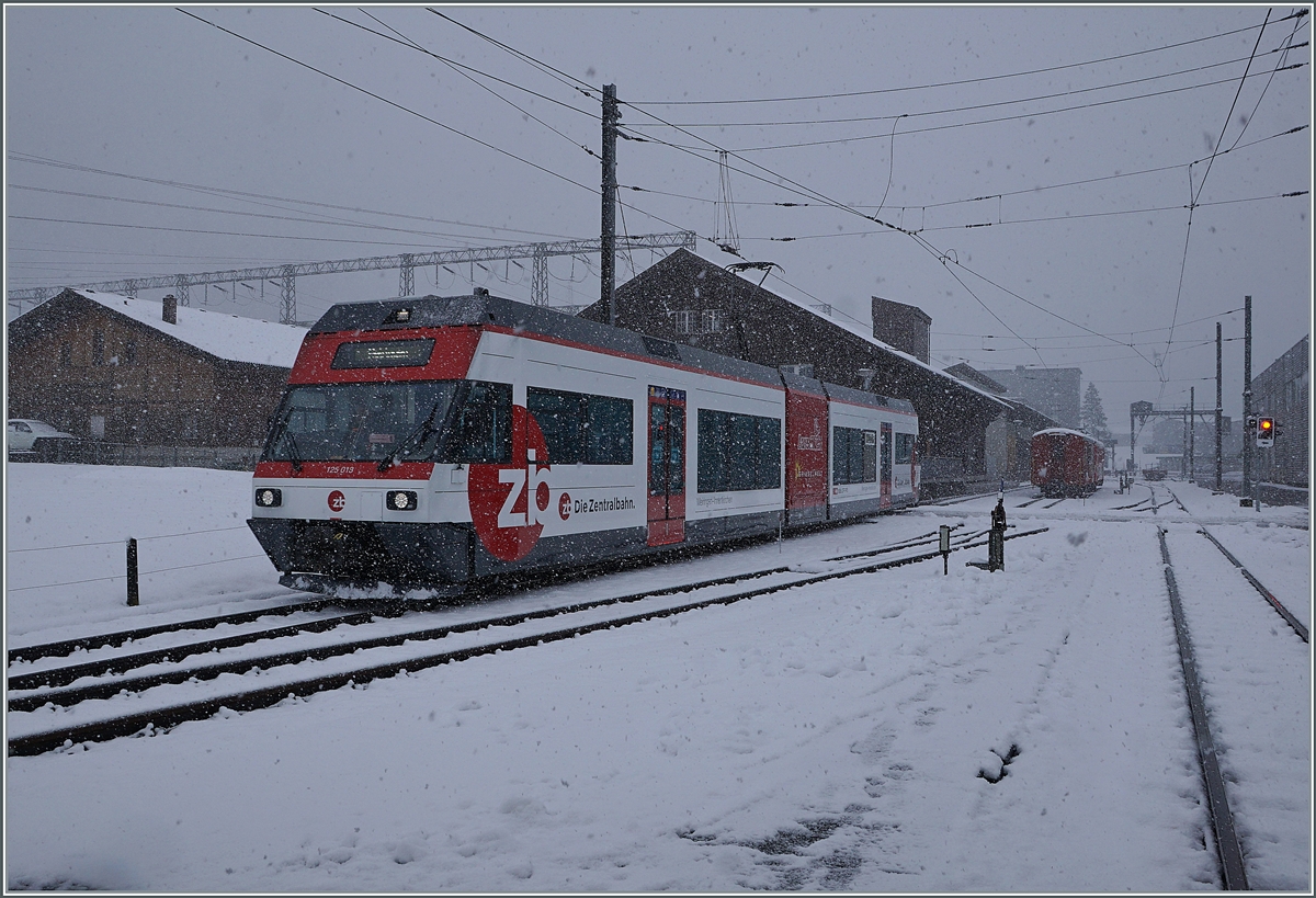 Der ex CEV Be 2/6 7004  Montreux, nun als Zentralbahn Be 125 013 unterwegs, verlässt erreicht bei garstigem Wetter Innterkirchen.
Grundsätzlich möchte die Zentralbahn ihre Regionalzüge von Interlaken Ost bis Innertkichen durchlaufen lassen, was ja auch sinnvoll ist. Dem steht zur Zeit noch entgegen. dass die ehemalige MIB Strecke mit Gleichstrom elektrifiziert ist (im Gegensatz zur Wechselstromausrüstung der Brünigbahn). Bis zur früheren oder späteren Verwirklichung dieser durchgehenden Verbindung dürfte der ex CEV GTW Be 2/6 7004 eine gesicherte Zukunft im Mittelpunkt der Schweiz haben; und wer weiss, eines Tages kehrt er vielleicht an die Riviera zurück, zur Blonay-Chamby Bahn...

16. März 2021