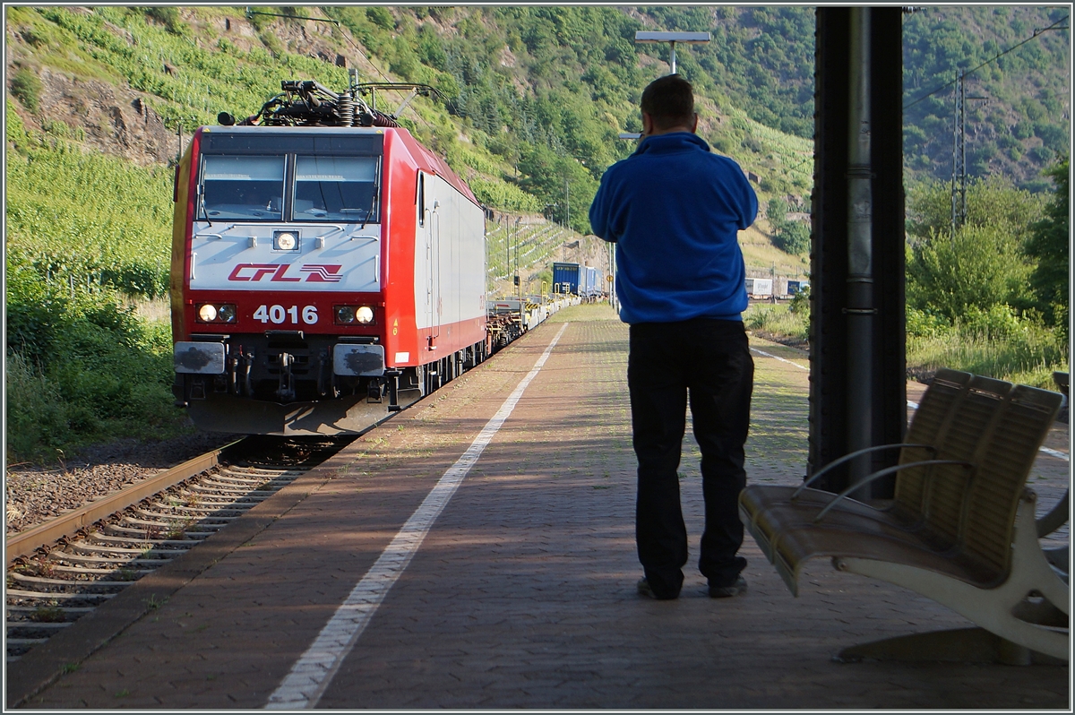 Der Fotogarf und sein schönes Sujet: Die CFL 4016 auf dem Weg Richtung Luxembourg erreicht Kattens. 
22. Juni 2014