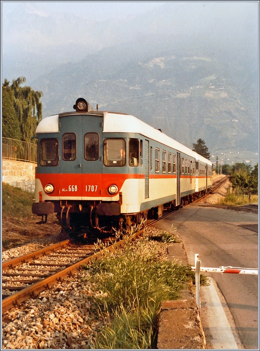 Der FS Aln 668 1707 und 1706 verlasen als Regionalzug 4103 von Meran nach Mals den Halt Marling/Marlengo. Damals war die Strecke akut von der Einstellung bedroht, was sich einige Jahres später ja auch geschah, heute fahren hier wieder Züge und die Stecke soll elektrifiziert werden.

21. Juli 1984