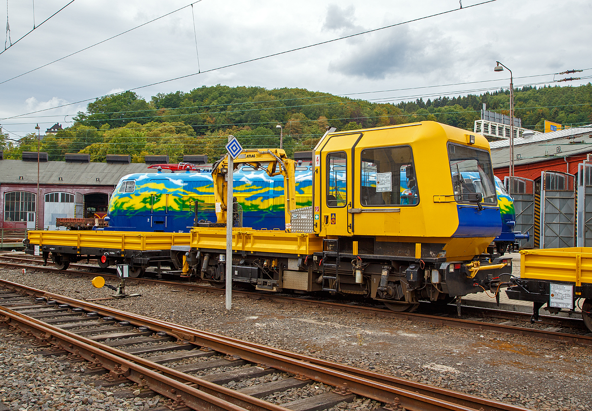 
Der Gleiskraftwagen SKL 26 LK, Schweres Nebenfahrzeug Nr. 99 80 9685 008-1 D-KAF, der KAF Falkenhahn Bau AG (Kreuztal), ex DR 29.1.044, mit zwei Kla 03 Gleiskraftwagenanhänger, ausgestellt am 27.07.2018 im Südwestfälische Eisenbahnmuseum in Siegen.

Der SKL 26 LK Gleiskraftwagen wurde 1993 von der Deutschen Reichbahn Gleisbaumechanik Brandenburg (heute GBM Gleisbaumechanik Brandenburg/H. GmbH) unter der Fahrgestell-Nr. 29.1.044 gebaut. Zum 01.01.1994 ging er zur DB AG (GB Bahnbau) als DB 29.1.044 über. Über die Eisenbahn-Service Gesellschaft (ESG) kam er 2018 zur KAF Falkenhahn Bau AG.

Die letzte rein  ostdeutsche  Entwicklung eines Schwerkleinwagens war der SKL 26 LK. Das ab 1991 bei dem DR-Werk für Gleisbaumechanik (GBM) in Brandenburg (Havel) gebaute Fahrzeug war deutlich moderner als die bisherigen ost- und westdeutschen Fahrzeuge. Die Öffnung der DDR und die darauf folgende Wiedervereinigung erschlossen neue Beschaffungswege, so dass die Motoren und Getriebe in Westdeutschland bzw. im westeuropäischen Ausland bezogen wurden.

Das Fahrzeug wurde fast komplett neu konstruiert und hat nur geringe Ähnlichkeiten mit seiner Vorgängerbauart SKL 25. Die auffälligste Neuerung gegenüber seinem Vorgänger ist das neu entwickelte Führerhaus, das neben technischen Neuerungen ein deutlich moderneres Aussehen, größere Fensterflächen und Schiebetüren statt der zuvor verwendeten Klapptüren aufweist. Durch die Wiedervereinigung war es der DR nun auch möglich, Motoren, Getriebe und Ladekräne von Herstellern zu beziehen, die nicht in der DDR vertreten waren. So wurden neben Atlas-Kranen auch Motoren von MAN und Deutz eingebaut, die im SKL 26 verbauten Getriebe stammen von ZF und Clark. Im Gegensatz zum SKL 25 wurde keine Variante ohne Ladekran mehr angeboten. 

Die Höchstgeschwindigkeit beträgt 80 km/h und damit deutlich mehr als bei der Vorgängerbauart. Diese Anhebung war nötig, da die regulären Zuggeschwindigkeiten ebenfalls angestiegen waren und die älteren SKL somit eine Behinderung auf regulär befahrenen Strecken darstellten.

Die möglichen Kombinationen aus Motor und Getriebe führten zu vier Bauarten des SKL 26, die durch die Betriebsnummer unterschieden werden: Die Bauartnummer 26 bezeichnet Fahrzeuge mit Deutz-Motoren, die Bauartnummer 29 diejenigen mit MAN-Motoren. Die anschließende Ziffer unterscheidet zwischen den Getrieben der Firmen ZF (26.1 bzw. 29.1) und Clark (26.2 bzw. 29.2). Trotz dieser Unterscheidungen ist die laufende Nummer der Fahrzeuge eindeutig.

Aus dem SKL 26 wurde 1994 die sehr erfolgreiche GAF-Baureihe entwickelt, die abweichend zu den bisherigen Nebenfahrzeugen über reguläre Zug- und Stoßeinrichtungen verfügt. Die Produktion des SKL 26 wurde daraufhin im folgenden Jahr eingestellt.

TECHNISCHE DATEN:
Gebaute Stückzahl: über 80
Spurweite:  1.435 mm (Normalspur)
Achsformel:  B
Länge über Kupplung:  7.780 mm 
Höhe: 3.310 mm
Breite: 2.600 mm
Achsabstand:  4.800 mm
Treibraddurchmesser:  750 mm
Leergewicht:  12.500 kg
Nutzlast:  5.000 kg
Zul. Anhängelast: 40 t
Höchstgeschwindigkeit:  80 km/h
Installierte Leistung: 118 kW (160 PS)
Motorentyp: MAN Dieselmotor (Serie 26.... Deutz F6L413F)
Motorbauart:  Dieselmotor
Bremse:  indirekte Druckluft-Klotzbremse,
Federspeicherbremse
Kupplungstyp:  Mittelpuffer-Nebenfahrzeugkupplung (Rockinger Kupplung)
Zur Mitfahrt zugel. Personenanzahl: 6