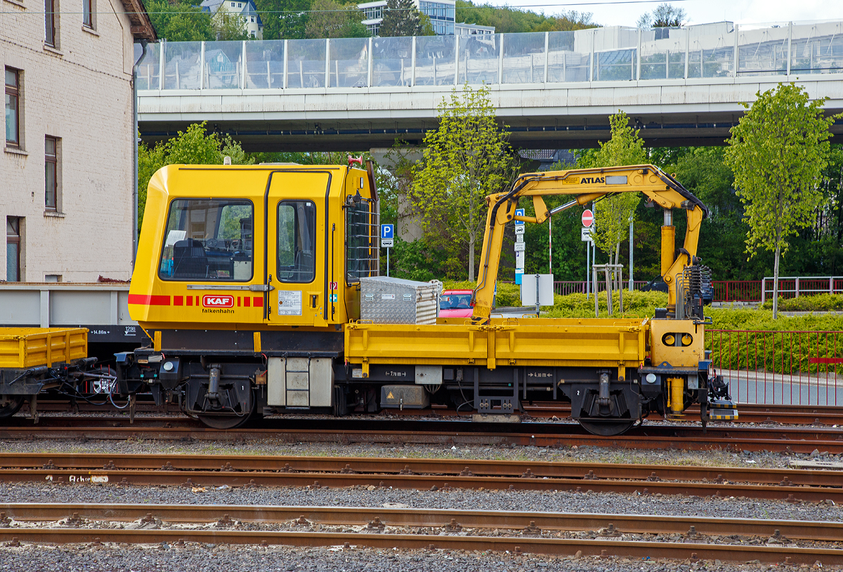 
Der Gleiskraftwagen SKL 26 LK (BA 292 - Motor MAN, Getriebe ZF), Schweres Nebenfahrzeug Nr. 99 80 9685 009-9 D-KAF, der KAF Falkenhahn Bau AG (Kreuztal), ex DR 29.2.020, steht mit zwei Kla 03 Gleiskraftwagenanhänger am 12.05.2019 beim Hbf Siegen.

Der SKL 26 LK Gleiskraftwagen wurde 1993 von der Deutschen Reichbahn Gleisbaumechanik Brandenburg (heute GBM Gleisbaumechanik Brandenburg/H. GmbH) unter der Fahrgestell-Nr. 29.2.0020 gebaut. Zum 01.01.1994 ging er zur DB AG (GB Bahnbau) als DB 29.1.044 über. Über die Eisenbahn-Service Gesellschaft (ESG) kam er 2018 zur KAF Falkenhahn Bau AG.
