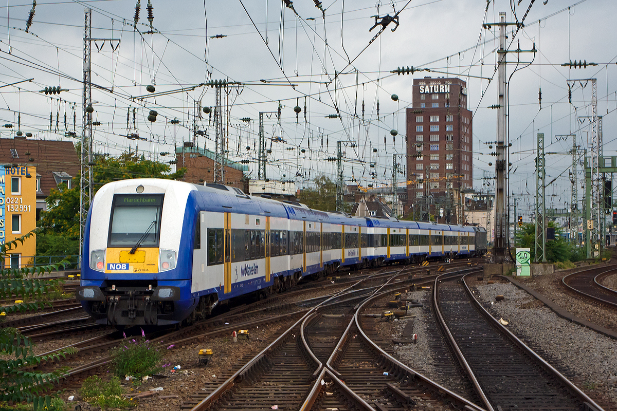 
Der Hamburg-Köln-Express fährt am 29.04.2014 vom Hbf Köln nun in den Abstellbereich. Auch wenn es ein Nachschuss ist kann man hier sehr gut die Zugkomposition erkennen. Gezogen von der MRCE Dispolok ES 64 U2-030 wird die Wagengarnitur bestehend aus  Bombardier Married-Pair-Wagen der Nord-Ostsee-Bahn (NOB) eigentlich für den Betrieb der Marschbahn. Wie die Bezeichnung schon aussagt, ist ein besonderes Zugzusammenstellungskonzept verbunden. Hier besteht die Wagenpaarung aus: Steuerwagen mit Versorgungsmittelwagen  und Versorgungsmittelwagen mit Ergänzungsmittelwagen und Versorgungsmittelwagen mit Anschlusswagen.