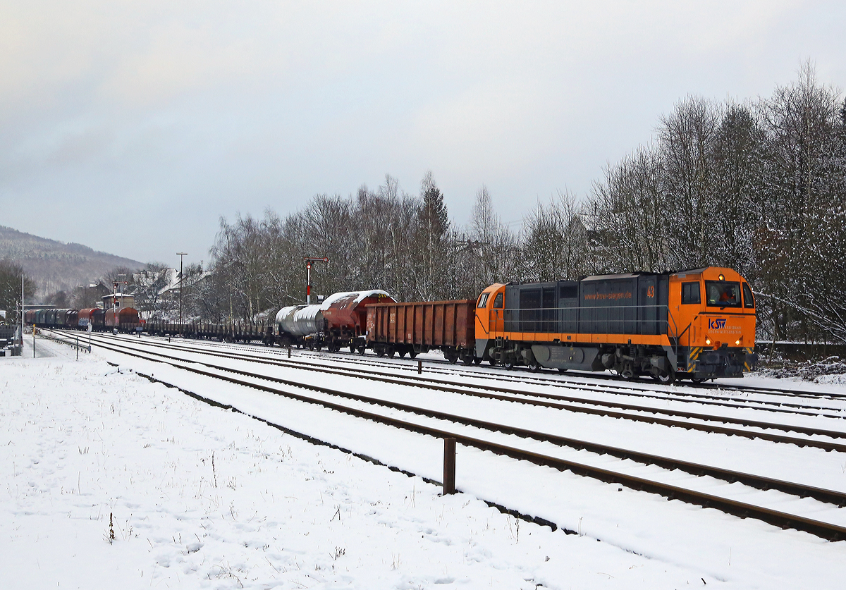 
Der heutige �bergabezug war recht lang...
So f�hrt die Lok 43 (92 80 1273 018-2 D-KSW) der KSW (Kreisbahn Siegen-Wittgenstein) eine MaK G 2000 BB mit ihrem �bergabezug am 03.02.2014 von Herdorf los. Hier passiert der Zug gerade den  Bahnhofsbereich �ber Gleis 4. 
Diese �bergabeg�terz�ge werden t�glich an Werktagen via Betzdorf/Sieg und Siegen nach Kreuztal gebracht.
