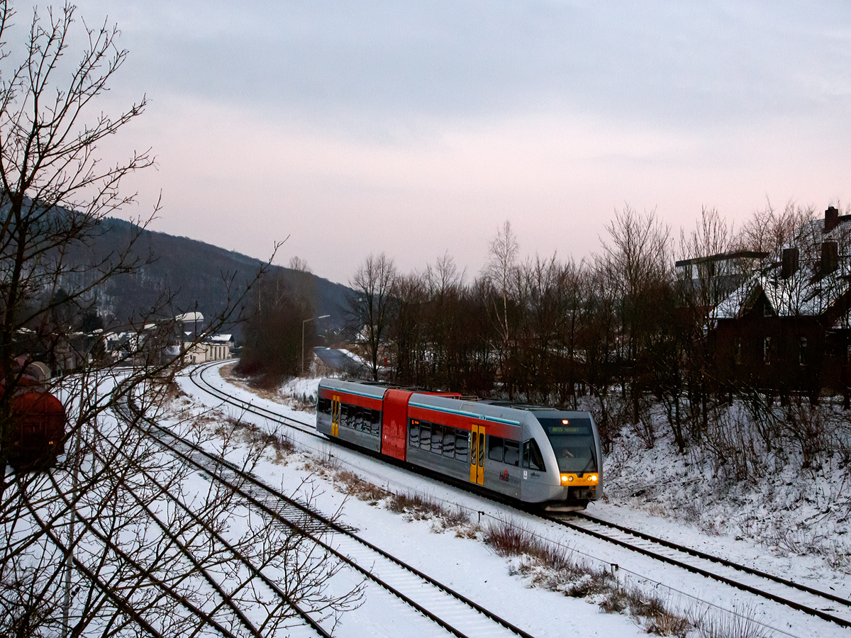 
Der HLB 127 bzw. VT 526 127  (95 80 0646 427-4 D-HEB / 95 80 0946 927-0 D-HEB / 95 80 0946 427-1 D-HEB) ein  Stadler GTW 2/6 der HLB (Hessische Landesbahn GmbH) fährt am 21.01.2016, als RB 96  Hellertalbahn   (HLB 61778) die Verbindung Dillenburg - Haiger - Neunkirchen - Herdorf - Betzdorf), hier erreicht er nun bald den Bahnhof Herdorf. 

Einen Gruß an den netten TF zurück.