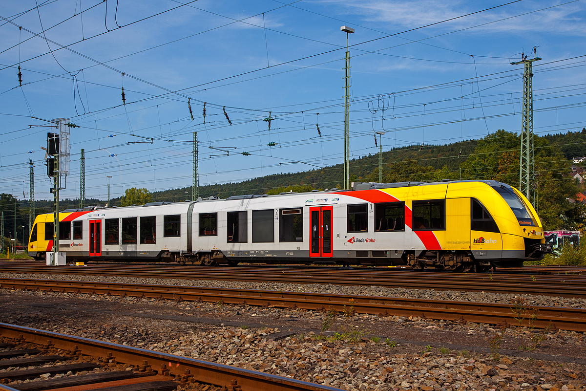 Der HLB VT 506 (95 80 1648 106-0 D-HEB / 95 80 1648 606-9 D-HEB) ein Alstom Coradia LINT 41 der neuen Generation der HLB (Hessische Landesbahn GmbH) steht an 03.09.2016 in Betzdorf (Sieg) in der Abstellgruppe.

Der LINT 41 wurde 2018 von ALSTOM Transport Deutschland GmbH (vormals LHB) in Salzgitter unter der Fabriknummer D041418-006 gebaut.

Eigentlich müssten diese LINT mit der neuen Kopfform ja LINT 42 heißen, da sie mit einer Länge von 42,17 m etwas länger sind als die ursprünglichen LINT 41 (41,81 m). Denn die Bezeichnung LINT 41 bedeutet „leichter innovativer Nahverkehrstriebwagen“, die 41 steht für die Länge der vollen Meter (bei dem ursprünglichen 41,81 m). Wird die Bezeichnung „H“ (LINT 41/H) verwendet, so sind es Hochflur-Fahrzeuge. Dies hier sind aber zweiteilige Niederflur-Dieseltriebwagen, welches man gut an der bis unten gehenden Tür erkennen kann.  

Die LINT-Triebwagen sind in Stahlbauweise ausgeführt. Bei den LINT 41 wird pro Wagenkasten ein Enddrehgestell von einer dieselmechanischen Antriebsanlage mit liegend eingebauten MTU-Reihen-Sechszylinder-Dieselmotoren mit  Leistung von 390 kW über eine Gelenkwelle angetrieben. Bis zu drei Einheiten sind über die automatische Scharfenbergkupplung Typ 10 zu einem Zug kuppelbar.

Als Bremsen werden druckluftbetätigte Scheibenbremsen verwendet, an je einem Triebdrehgestell befinden sich zusätzlich Magnetschienenbremsen. Als Feststellbremse sind Federspeicher vorhanden. Die Bremsanlagen ist von Knorr-Bremse. Die Fahrzeuge der HLB (wie auch die DB Regio) verwenden zudem Retarder als hydrodynamische Ergänzungsbremse. Die Fahrzeuge verfügen zusätzlich über Rußpartikelfilter.

Die Fahrzeuge verfügen über voneinander unabhängige Führerraumklimaanlagen und Fahrgastraumklimaanlagen. Je Wagenkasten sind zwei Dachklimageräte vorhanden. Die Abwärme der Dieselmotoren wird zur Beheizung von Fahrgasträumen und Führerräumen genutzt. Reicht die Abwärme nicht aus, so werden dieselbefeuerte Zusatzheizgeräte zugeschaltet. Geliefert wird die Heizungs-, Lüftungs-, Klimaanlage von „Spheros“ (ehemals Webasto).

Die Steuerschränke im Führerraum werden als Sonderlösung von Rittal produziert und von Alstom ausgerüstet.

Technische Daten:
Baureihenbezeichnung: 1 648 (anstelle der alten Ausführung 0 648)
Hersteller: Alstom Transport Deutschland GmbH
Spurweite: 1.435 mm (Normalspur)
Radsatzfolge: Bx’ (2) By’
Länge: 42,17 m
Breite: 2.750 mm
Drehzapfenabstand: 16.500 mm
Drehgestellachsstand (Antriebsgestelle): 1.900 mm
Drehgestellachsstand (Jakobsgestell): 2.700 mm
Eigengewicht: 76,3 t
Geschwindigkeit: 140 km/h
Leistung: 2 x 390 kW
Fahrgastsitzplätze: 8 in der 1. Klasse und 94 in der 2. Klasse
Niederfluranteil: 60 %
Kupplungstyp: Scharfenbergkupplung Typ 10
Fahrzeugbestand der HLB: 7
