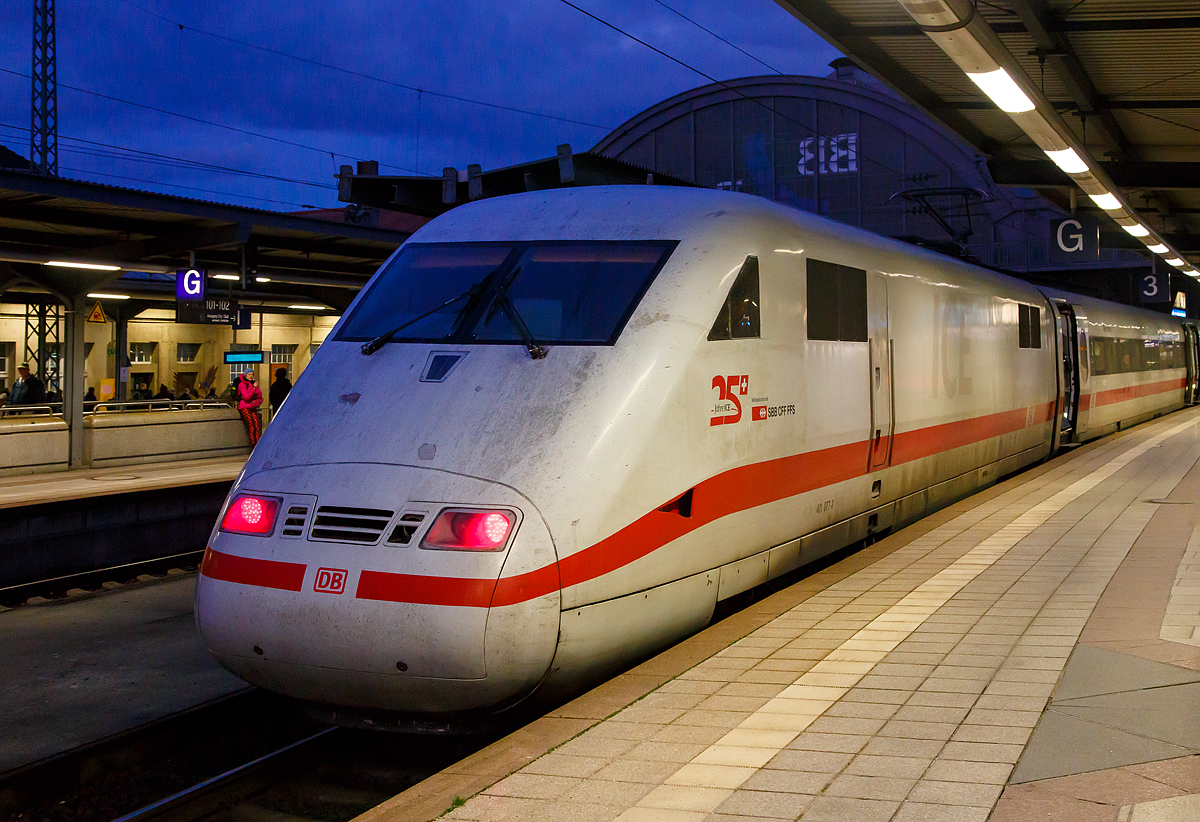 Der ICE 1 (Tz 177) 401 577-2 / 401 077-3 „Basel“ mit dem Schriftzug  25 Jahre ICE, in Kooperation mit SBB CFF FFS  hat am 16.12.2017, als ICE 70 (Chur - Hamburg-Altona) den Hbf Karlsruhe erreicht. Hier als Detailbild der Triebkopf 401 077-3 (93 80 5401 077-3 D-DB), dieser wurde 1991 von Krupp unter der Fabriknummer 5641 gebaut.