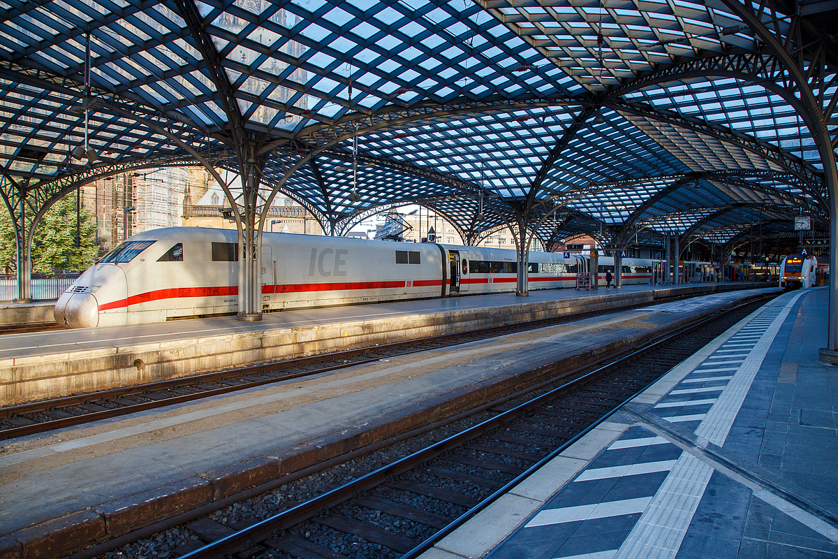 Der ICE 2, Tz 228 „Altenburg“, vorne mit dem Triebkopf 402 028-5, steht am 14.05.2022 im Hauptbahnhof Köln zur Abfahrt bereit.

Die zweite Generation von Hochgeschwindigkeitszügen in Deutschland wurde 1996 in Betrieb genommen. Im Gegensatz zum ICE 1 ist der ICE 2 auf sechs Mittelwagen, einen Steuerwagen und einen Triebkopf begrenzt.

Ein Zug besteht aus:
•	Triebkopf der BR 402
•	1. Klasse-Wagen Apmz der BR 805.3 als Wagen 27 oder 37
•	1. Klasse-Wagen Apmz der BR 805.0 als Wagen 26 oder 36
•	Bordrestaurant WRmbsz der BR 807.0 als Wagen 25 oder 35
•	2. Klasse-Servicewagen Bpmbz der BR 806.0 als Wagen 24 / 34
•	2.Klasse-Wagen Bpmz der BR 806.3 als Wagen 23 oder 33 
•	2.Klasse-Wagen Bpmz der BR 806.6 als Wagen 22 oder 32
•	2. Klasse-Steuerwagen Bpmzf der BR 808.0 als Wagen 21 / 31
Dieses Zugkonzept erlaubt die Kupplung zweier Züge zu einem Doppelzug.

Beim ICE 2 wurde das Konzept der Doppeltraktion verfolgt:
Dies ermöglicht einen flexiblen Einsatz - als Doppeltraktion auf nachfragestarken Verbindungen und mit halber Platzkapazität auf Strecken mit weniger Fahrgastaufkommen. Das Einsatzkonzept des ICE 2 berücksichtigt daneben ein  Flügeln  beider Zugteile zu verschiedenen Reisezielen und damit mehr umsteigefreie Direktverbindungen. So legen beispielsweise zwei ICE 2 die Strecke von Berlin bis Hamm/Westf. als Doppelzug zurück und teilen sich dort in zwei getrennte Zugfahrten in Richtung Essen/Düsseldorf beziehungsweise Hagen/Wuppertal.

Charakteristisch für den ICE 2 sind die Bugklappen an Triebkopf und Steuerwagen. Sie verbergen die Kupplung, um den Luftwiderstand beim Hochgeschwindigkeitsbetrieb mit bis zu 280 Stundenkilometer zu minimieren. Alle ICE 2-Züge erhielten ab 2011 eine umfassende Modernisierung, im Zuge derer unter anderem das Fahrgastinformationssystem auf insgesamt sechs Monitore pro Wagen erweitert und Haltegriffe an den neuen Sitzen angebracht wurden.

TECHNISCHE DATEN:
Betriebsaufnahme: 1996
Anzahl der Züge: 44
Spurweite: 1.435 mm (Normalspur) 
Achsformel (Triebkopf): Bo’Bo’ 
Länge über Kupplung (Triebkopf): 20.560 mm (Triebkopf)
Zuglänge: 205,36 Meter (Triebkopf, 6 Mittelwagen und Steuerwagen)
Achsabstand im Drehgestell: 3.000 mm (Triebkopf) / 2.500 mm (Wagen)
Leergewicht: 77,5 t (Triebkopf) und 412 t (7-Wagen einschl. Steuerwagen)
Höchstgeschwindigkeit: 280 km/h
Dauerleistung: 4.800 kW
Anfahrzugkraft: 200 kN
Laufraddurchmesser: 920 mm (neu) / 860 mm (abgenutzt)
Stromsystem: 15 kV 16,7 Hz
Anzahl der Fahrmotoren: 	4
Antrieb: Kardangelenk
Bremse: KE R+E
Zugbeeinflussung: Sifa, LZB 80/16 mit PZB 90
Kupplungstyp: Scharfenbergkupplung
Sitzplätze: 	368 (vor Redesign) / 381 (nach Redesign), davon 106 in der 1. Klasse und 275 in der 2. Klasse
Fußbodenhöhe: 1.226 mm über SO
