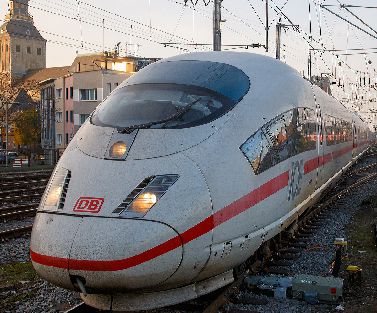 
Der ICE 3 - Tz 4654 (Baureihe 406) fährt am 31.10.2015, als ICE 17 (Bruxelles-Midi - Köln Hbf - Frankfurt a.M. Hbf), in den Hauptbahnhof Köln ein. 

Hinweis: Ich stehe hier an der Bahnsteigspitze.