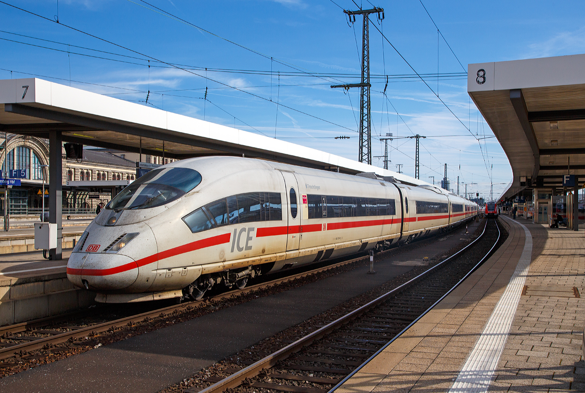 
Der ICE 3 - Tz 313  Treuchtlingen  (93 80 6403 013-6 D-DB / 93 80 6403 513-5 D-DB) fährt am 28.03.2016 aus dem Hauptbahnhof Nürnberg in Richtung Norden aus.