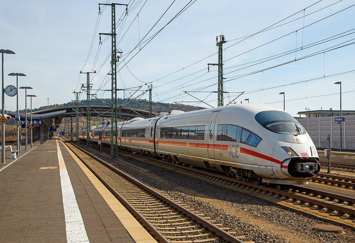 
Der ICE-3M - Tz 4606  Limburg an der Lahn  (ein mehrsystemfähiger ICE 3 der BR 406) rauscht am 25.03.2017 durch den Bahnhof Montabaur in Richtung Köln.