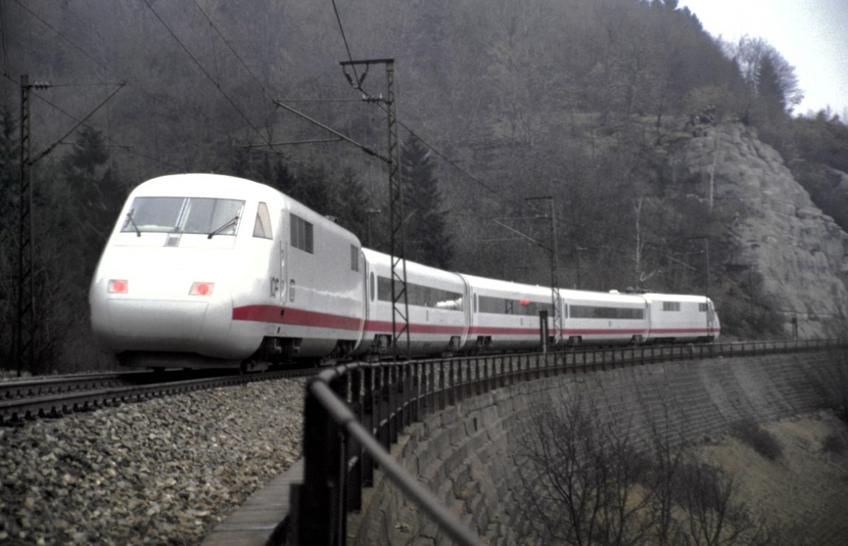 Der ICE (Intercity-Experimental) 410 001-2 und 410 002-0 bei der Erprobungs- und Vorstellungsfahrt �ber die Geislinger Steige am 12.12.1985. (Diascan)