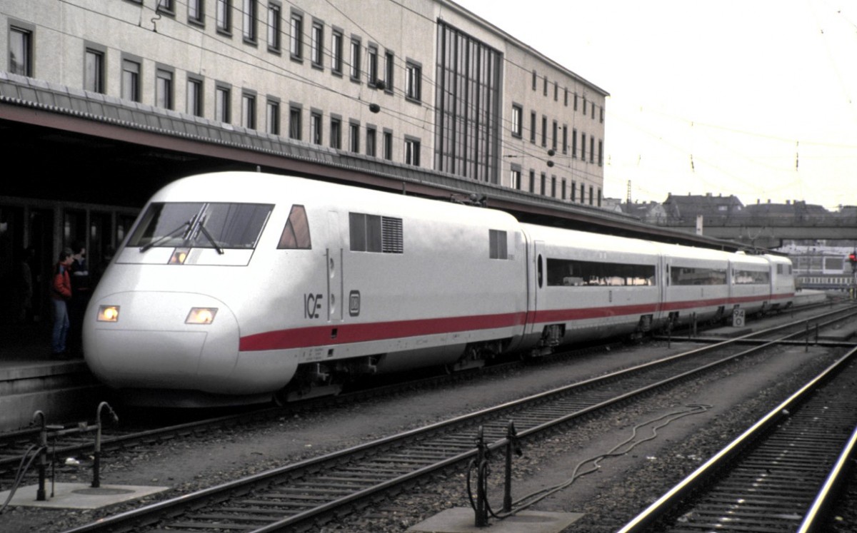Der ICE (Intercity-Experimental) 410 001-2 und 410002-0 bei der Pr�sentation in Ulm am 12.12.1985. (Diascan)