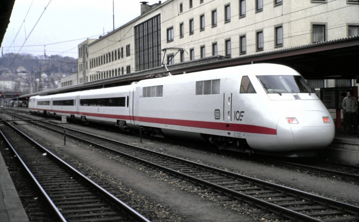 Der ICE (Intercity-Experimental) 410 001-2 und 410002-0 bei der Pr�sentation in Ulm am 12.12.1985. (Diascan)