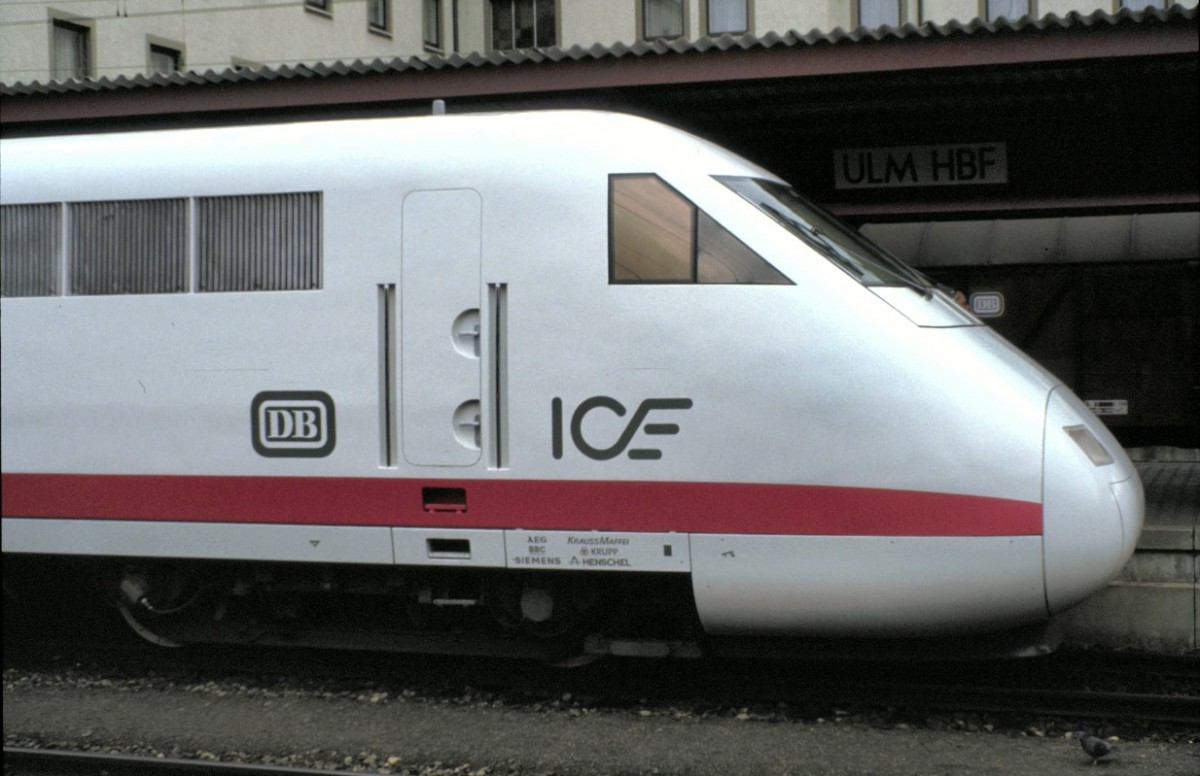 Der ICE (Intercity-Experimental) 410 001-2 und 410002-0 bei der Pr�sentation in Ulm am 12.12.1985. (Diascan)