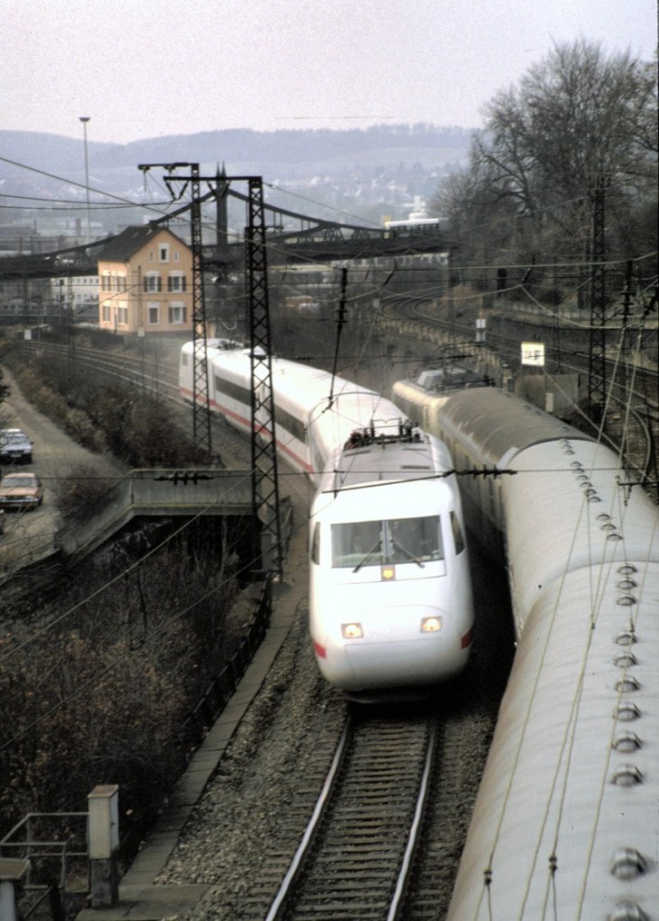 Der ICE (Intercity-Experimental) 410 001-2 und 410002-0 bei der Pr�sentation in Ulm am 12.12.1985. (Diascan)