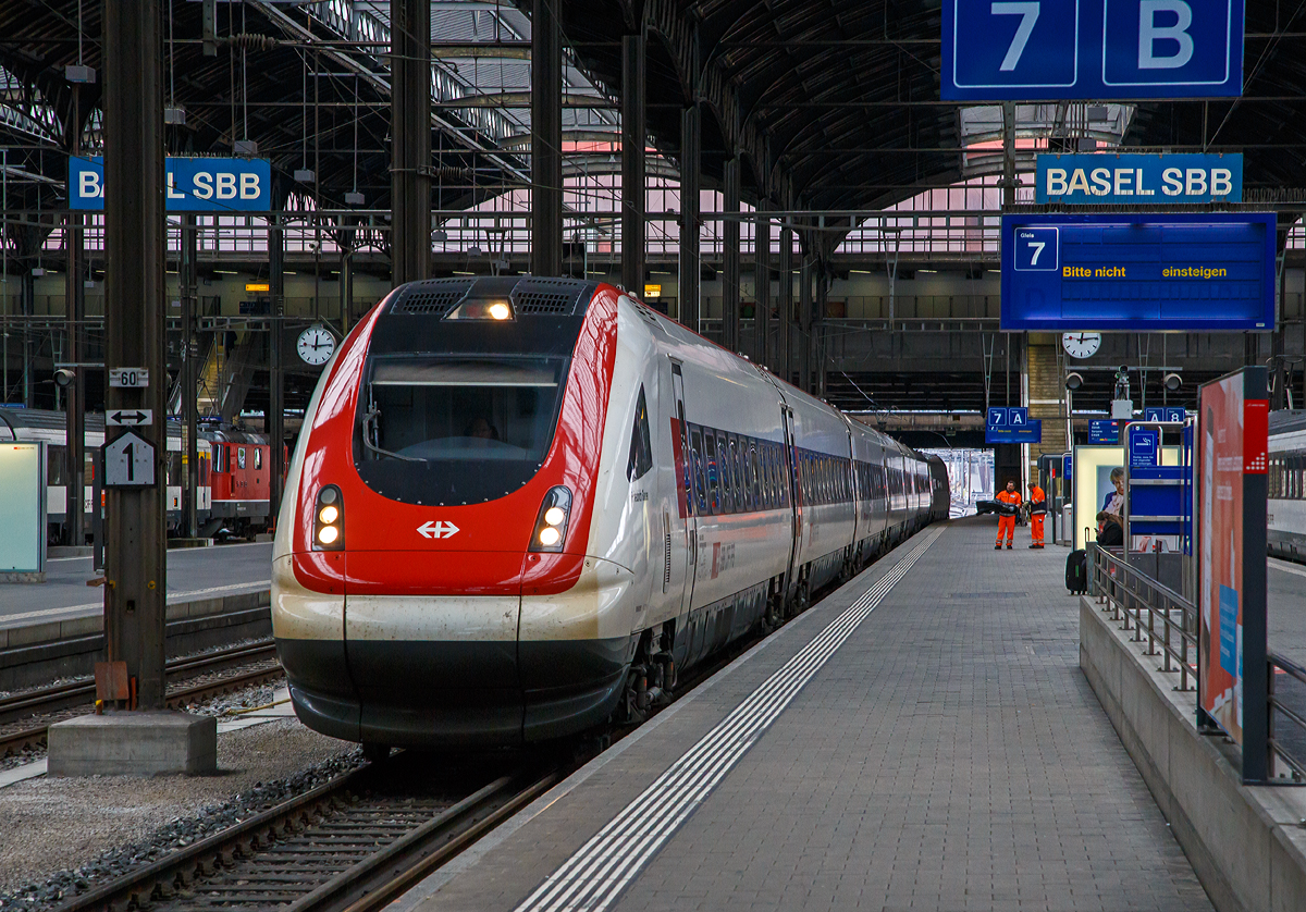 
Der ICN RABDe 500 019 „Friedrich Glauser“ fährt am 17.02.2017 in den Bahnhof Basel SBB.