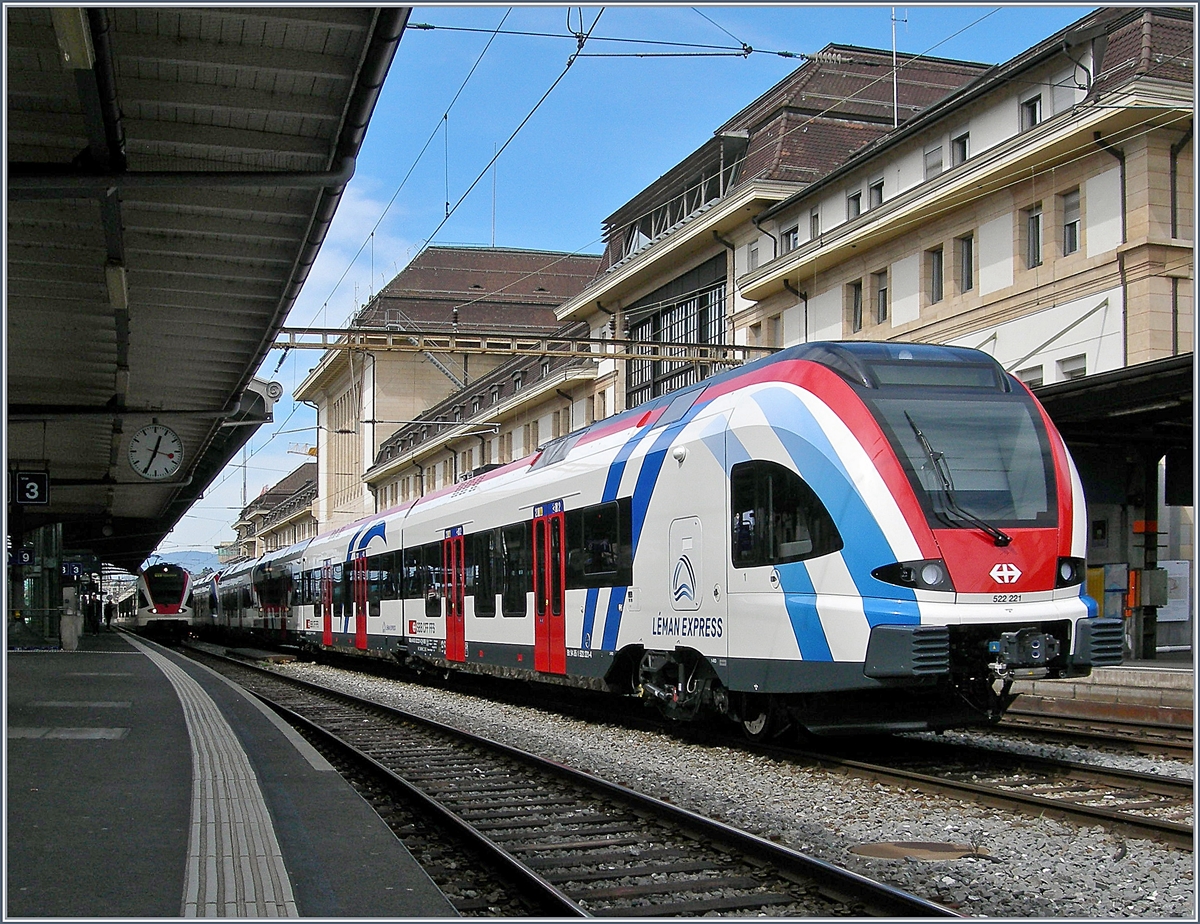 Der Léman Express RABe 522 221 (UIC 94 85 0 522 221-6 CH-SBB) und ein weiterer stehen in Lausanne auf Gleis 2.
11. April 2018