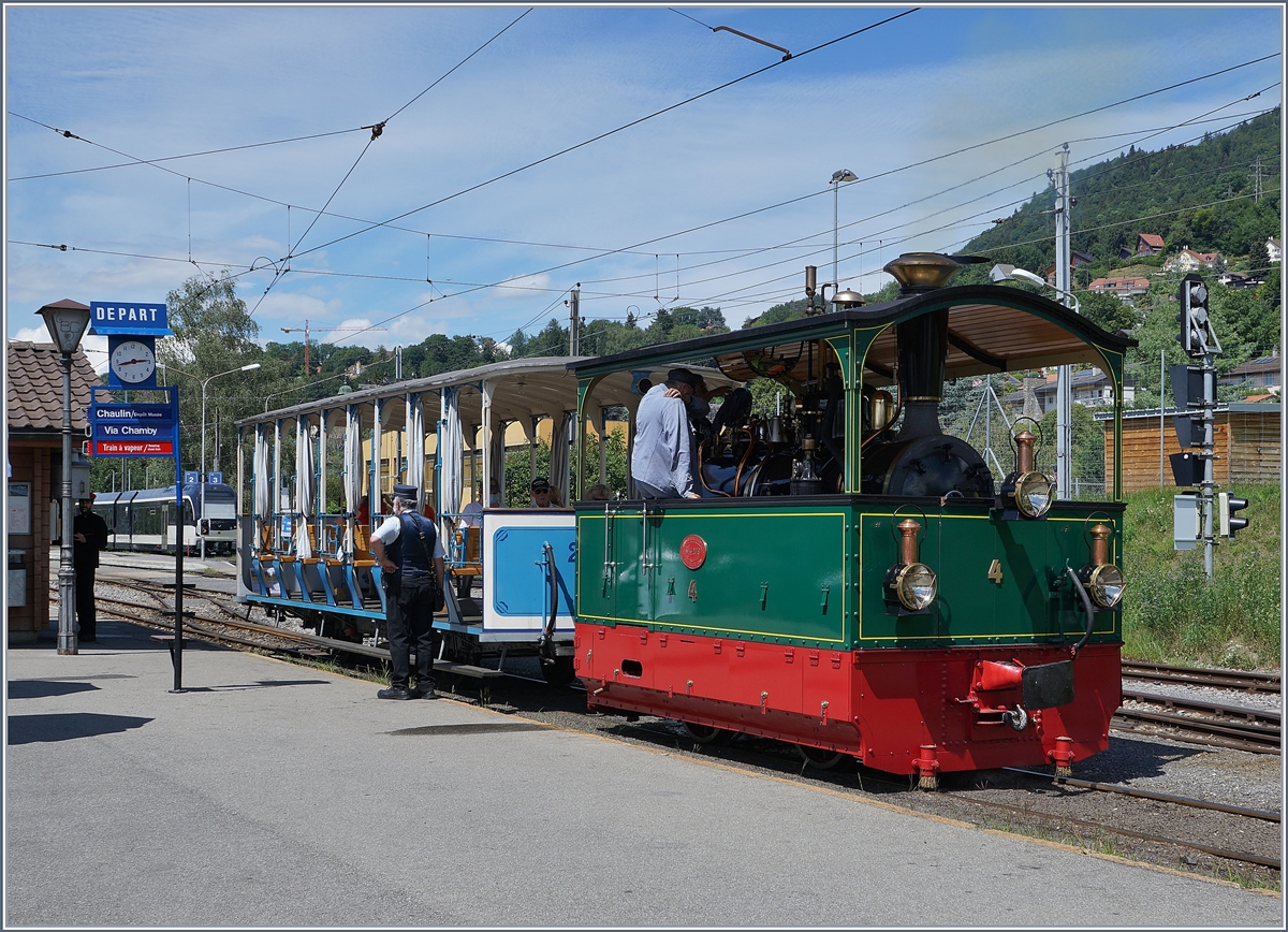 Der LCD Sommerwagen C2 21  Giardiniera  passt bei diesem Wetter perfekt zur G 2/2 N°4  Rimini . Der kleine Zug wird in Blonay für die Rückfahrt nach Chaulin vorbereitet.

26. Juli 2020