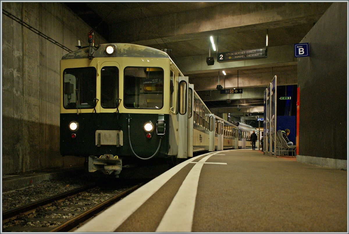 Der LEB Schnellzug 49 mit Bt, B und schiebendem Be 4/4 N� 27 in Lausanne Flon.
5. Nov. 2013