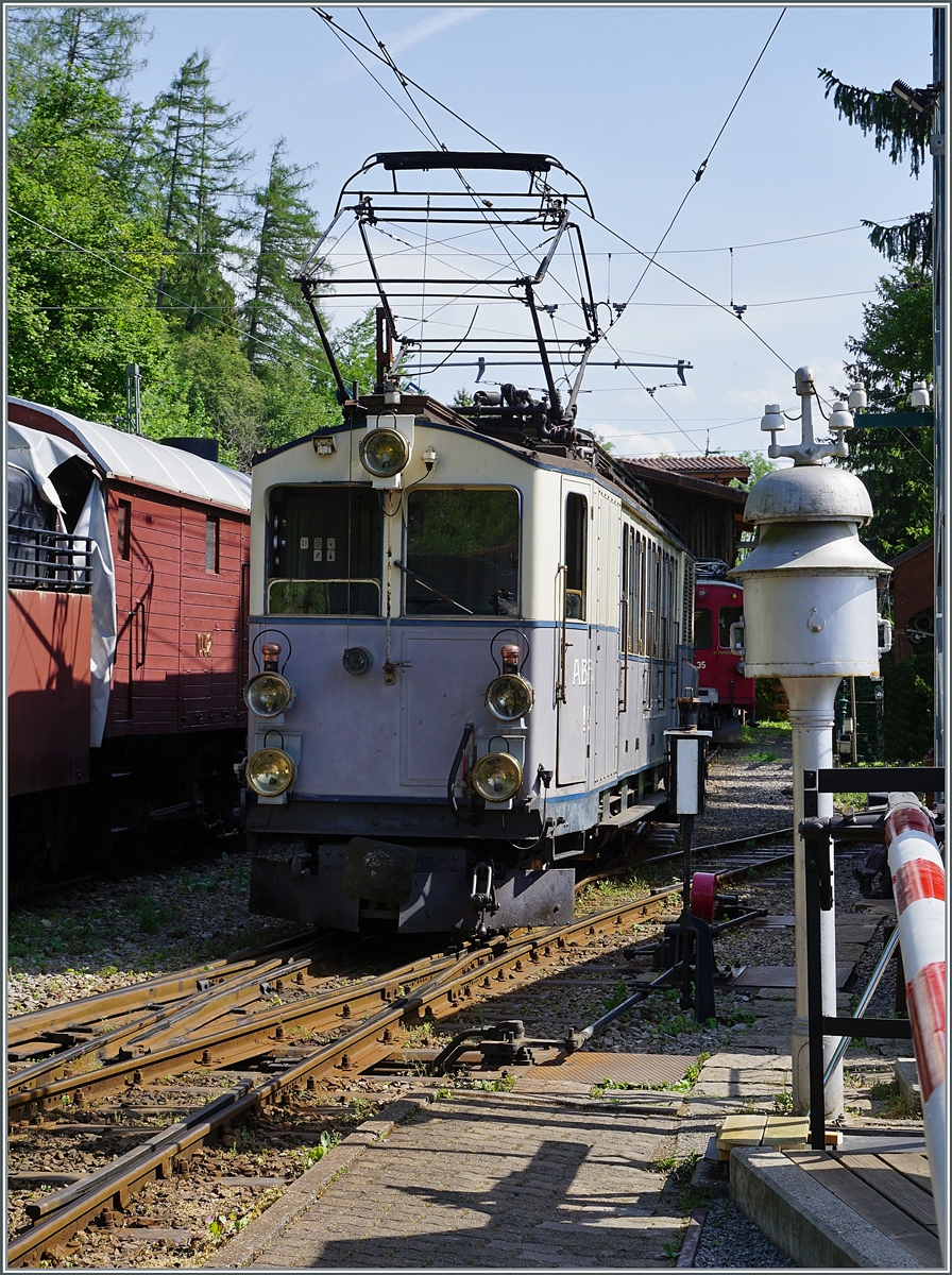 Der LLB ABFe 2/4 10 rangiert in Chaulin.

21. Mai 2022