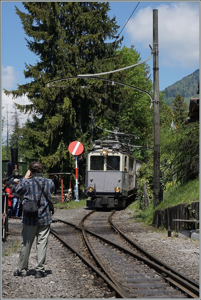 Der LLB ABFe 2/4 mit Beiwerk in Chaulin.
15. Mai 2016