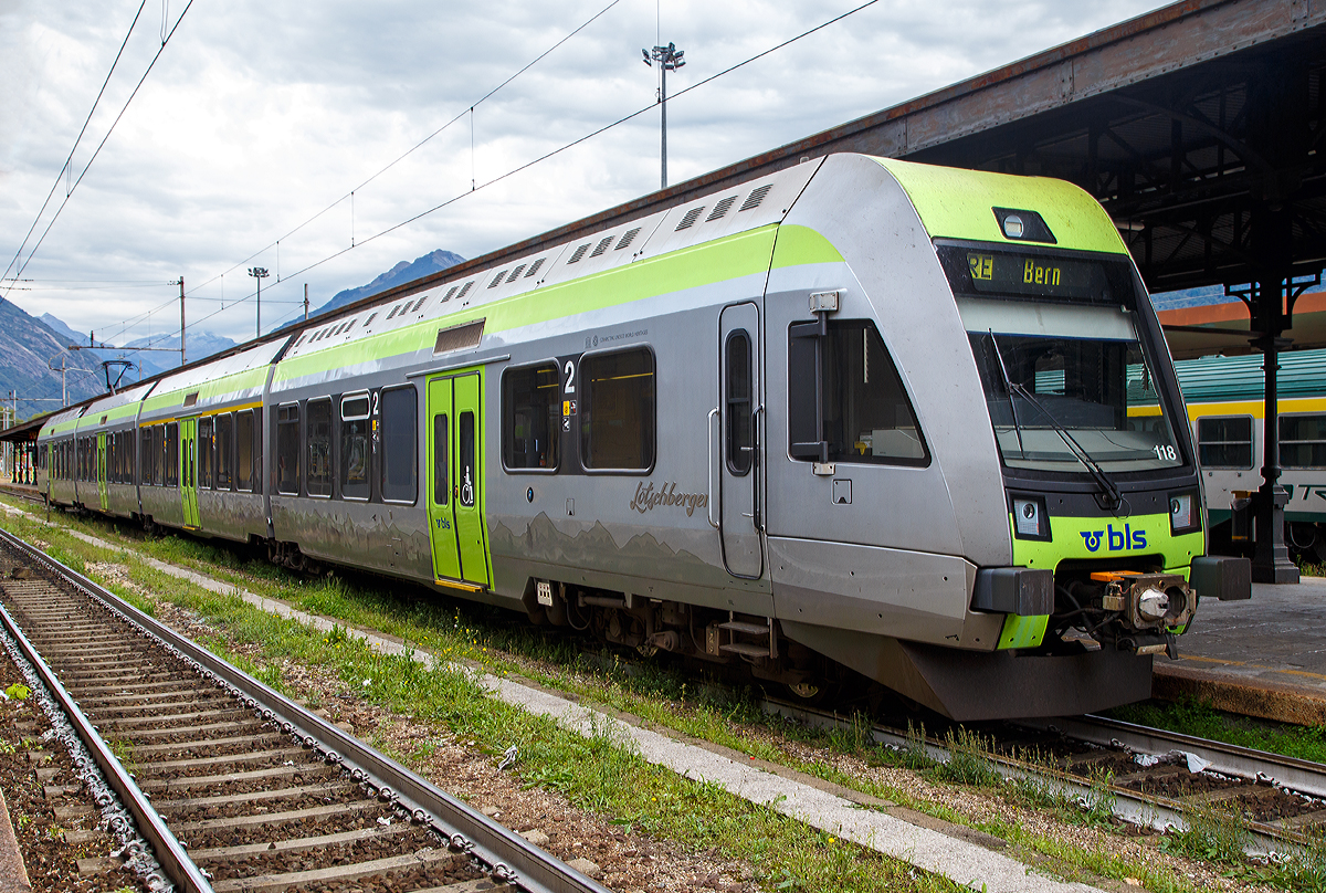 
Der  Lötschberger  - BLS RABe 535 118-4 (94 85 7535 118-4 CH-BLS) steht am 15.09.2017, als RE  nach Bern, im Bf. Domodossola zur Abfahrt bereit.

Der BLS RABe 535 -  Lötschberger  ist ein Niederflur-Triebzug es Herstellers Bombardier Transportation für den Regionalverkehr.  Diese Triebzüge wurden auf Ausschreibung der BLS für den Einsatz als RegioExpress Bern–Brig via Lötschbergtunnel konzipiert. Er ist ein direkter Abkömmling (Weiterentwicklung) des Niederflur-S-Bahn-Zuges RABe 525  NINA  dessen Entwicklung auf den deutschen Bombardier Talent 1 (vormals Waggonfabrik Talbot GmbH) beruht.

Gebaut wurden die Lötschberger zwischen 2008 und 2012 von Bombardier in Villeneuve (ehemals Vevey Technologies bzw. ACMV). Der vierteilige Triebzug hat 85 % Niederflur-Anteil. Unter den Führerständen der beiden Endwagen befindet sich je ein Drehgestell, zwischen den Wagenkästen befinden sich drei Jakobsdrehgestelle. Die Wagenkästen sind in Stahl-Leichtbauweise gefertigt, die Führerstände bestehen aus Polyester-Verbundstoff.

Der Triebzug ist klimatisiert und bietet 28 Plätze der ersten Klasse und 143 Plätze der zweiten Klasse. Multifunktions-Abteile bieten Platz für Koffer, Fahrräder und Kinderwagen. In einem der Endwagen befindet sich ein behindertengerechtes WC mit geschlossenem Toilettensystem.

Die Traktionsausrüstung besteht aus zwei IGBT-Stromrichtern mit Gleichspannungszwischenkreis und total vier Asynchron-Fahrmotoren von je 250 kW Dauerleistung. 

Als Bremssysteme sind eine elektrische Rekuperationsbremse, eine Magnetschienenbremse, eine ep-Bremse sowie eine Federspeicher-Feststellbremse vorhanden. 

Beidseitig ist je eine Scharfenbergkupplung vorhanden, dies erlaubt eine schnelle Zugs-Trennung respektive -Kupplung. Die RABe 535 sind technisch kompatibel zu den RABe 525, so dass freizügig Kompositionen mit beiden Typen gebildet werden können. Dies war im Jahre 2009 sehr häufig notwendig, da durch Lieferverzögerungen des Herstellers und wegen diverser technischer Störungen nicht genügend RABe 535 zur Verfügung standen.

TECHNISCHE DATEN:
Nummerierung:  BLS RABe 535 101–125
Gebaute Anzahl: 25
Spurweite:  1435 mm (Normalspur)
Achsformel: Bo'2'2'2'Bo'
Länge über Kupplung: 62.710 mm
Höhe:  4.315 mm
Breite: 3.030 mm
Drehzapfenabstände: 13.250 mm /14.170 mm/
Achsabstände im Drehgestell: 2.500 mm / 2.700 mm
Leergewicht: 105 t
Dienstgewicht: 135 t
Höchstgeschwindigkeit:  160 km/h
Dauerleistung: 1000 kW (4 x 250 kW)
Anfahrzugkraft:   123 kN
Treibraddurchmesser:  750 mm
Laufraddurchmesser:  630 mm
Anzahl der Fahrmotoren:  4
Fußbodenhöhe:  605 mm / 905 mm
Niederfluranteil:  85 %

Wenn ich einen Lötschberger sehe muß ich immer wieder an einen wunderschönen und tollen Tag denken, an dem ich im Führerstand eines Lötschberger ´s durch den Lötschbergtunnel und dann hinunter nach Brig fahren durfte.