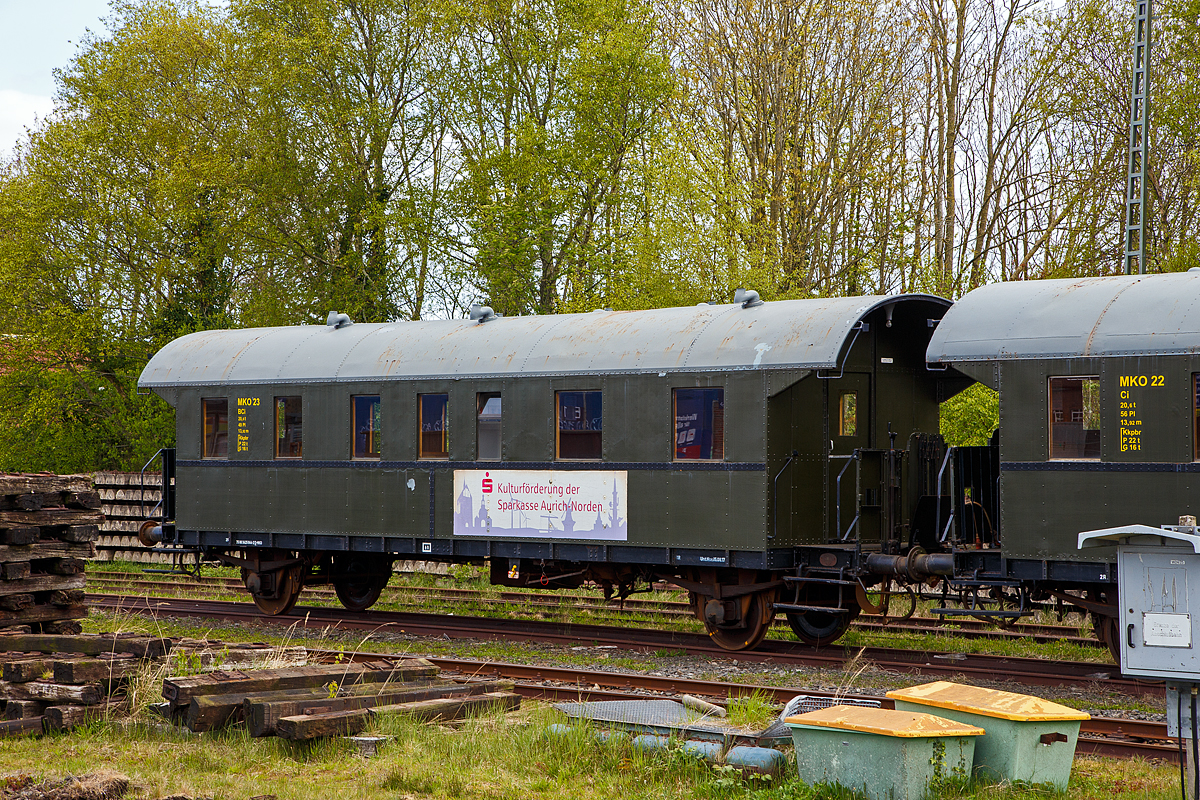 Der MKO 23 (heutige UIC-Nr. 75 80 3425 044-2 D-MKO) ein zweiachsiger Personenwagen (Ci-Donnerb�chsen, ehemaliger zweiachsigen Einheits-Personenwagen der Deutschen Reichsbahn), der MKO - Museumseisenbahn K�stenbahn Ostfriesland e. V. am 01.05.2022 auf dem Museumsareal in Norden, gleich neben dem Bahnhof Norden.

Die Donnerb�chse „23“ diente der DB zuletzt als Aufenthaltswagen bei der Wagenwaschanlage am Bahnhof Norddeich. Der Wagen wurde in den Jahren 2007/08 im Rahmen eines Jugendprojektes der Kreisvolkshochschule Aurich aufgearbeitet. Die Hauptuntersuchung wurde in der MKO-Werkstatt in Norden vorgenommen. Seit dem Jahr 2008 befindet sich der Wagen im Fuhrpark der MKO

TECHNISCHE DATEN:
Hersteller: unbekannt
Baujahr: 1929
Spurweite: 1.435 mm (Normalspur)
Bauart: BCi-29
ehem. Wagennummer: unbekannt
Anzahl der Achsen: 2
L�nge �ber Puffer: 13.920 mm
Wagengewicht: 20.600 kg
Sitzpl�tze: 49
