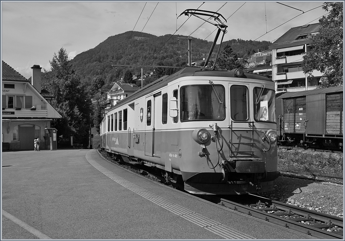 Der MOB ABDe 8/8 4001 SUISSE beim Halt in Fontanivent.
21. Juni 2018