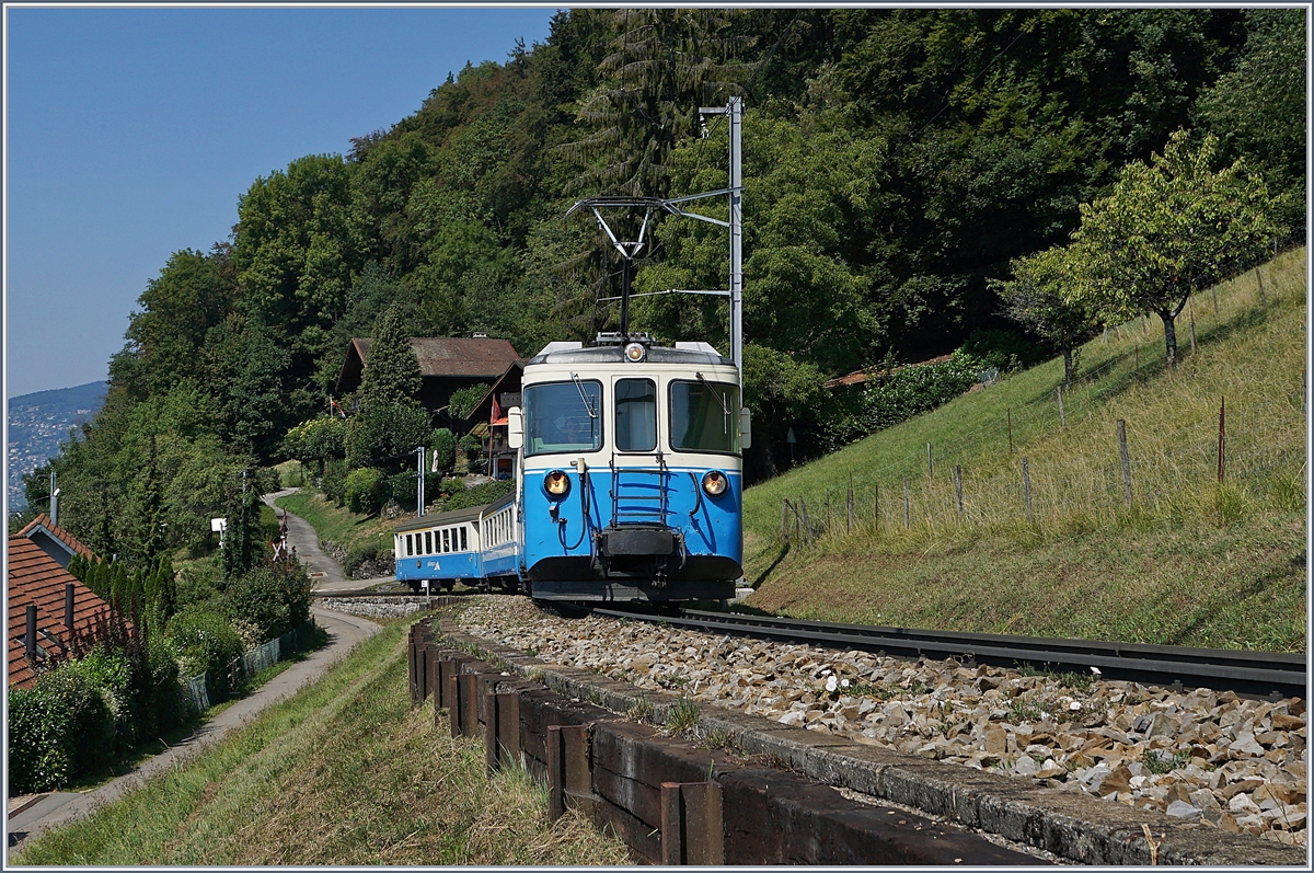 Der MOB ABDe 8/8 4002 VAUD mit seinem Regionalzug 2224 kurz nach Chernex auf der Fahrt nach Zweisimmen. 
21. August 2018