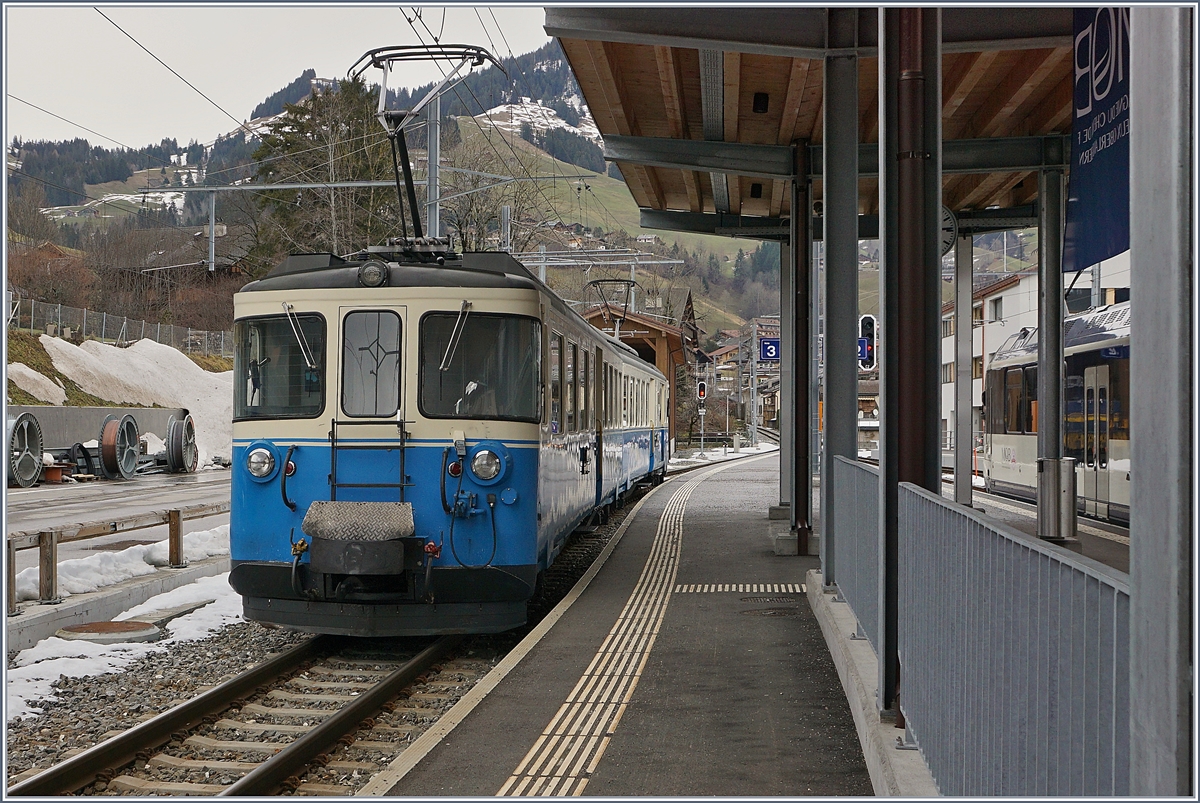 Der MOB ABDe 8/8 4004 FRIBOURG wartet in Château d'Oex auf seinen nächsten Einsatz.
30. Jan. 2018