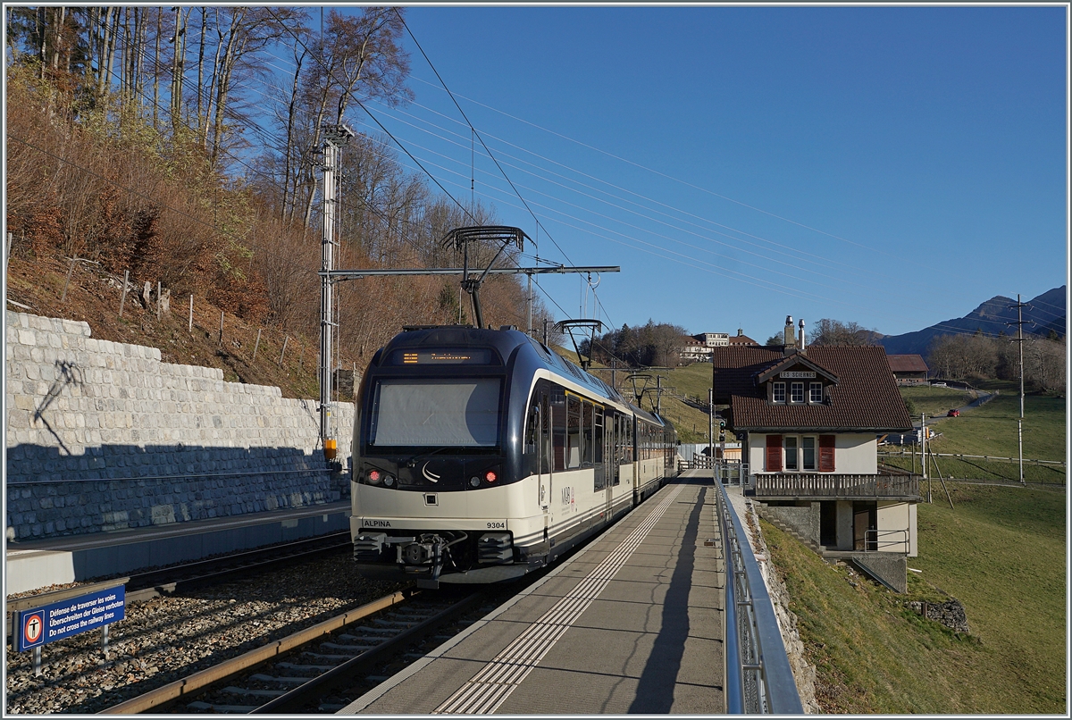 Der MOB Regionalzug 2214, der eigentlich als MOB Belle Epoque hätte formiert sein sollen bei der Durchfahrt in Les Sciernes, da kein Halt verlangt wurde, zudem ist der Ort zeimlich weit vom Bahnhof entfernt. 

26. Nov. 2020