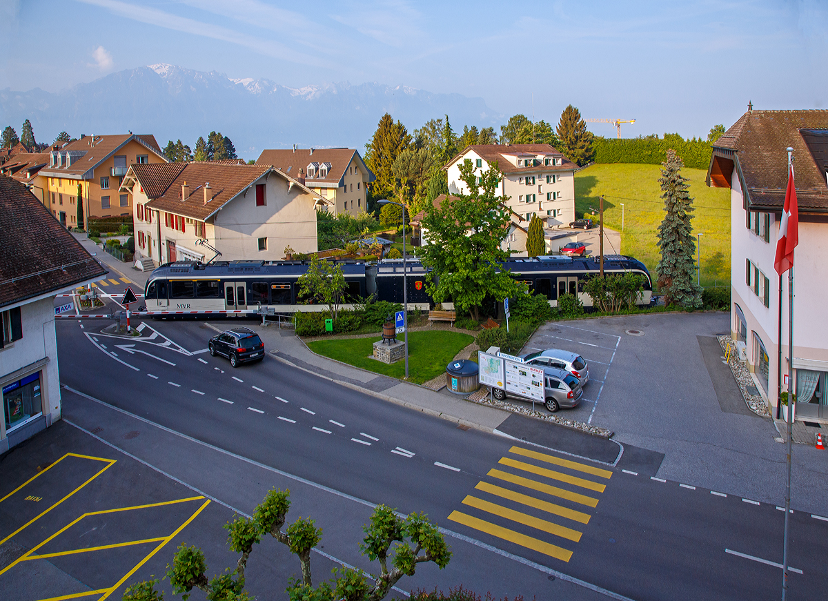 Der MVR SURF 7501  St. Légier - La Chiésaz  bzw. MVR ABeh 2/6 7501, ein Triebwagen für gemischten Adhäsions- und Zahnradbetrieb vom Typ Stadler SURF ABeh 2/6, verlässt am Morgen des 19.05.2018 Blonay in Richtung Vevey. 

Bild vom Balkon unseres Hotelzimmers.
