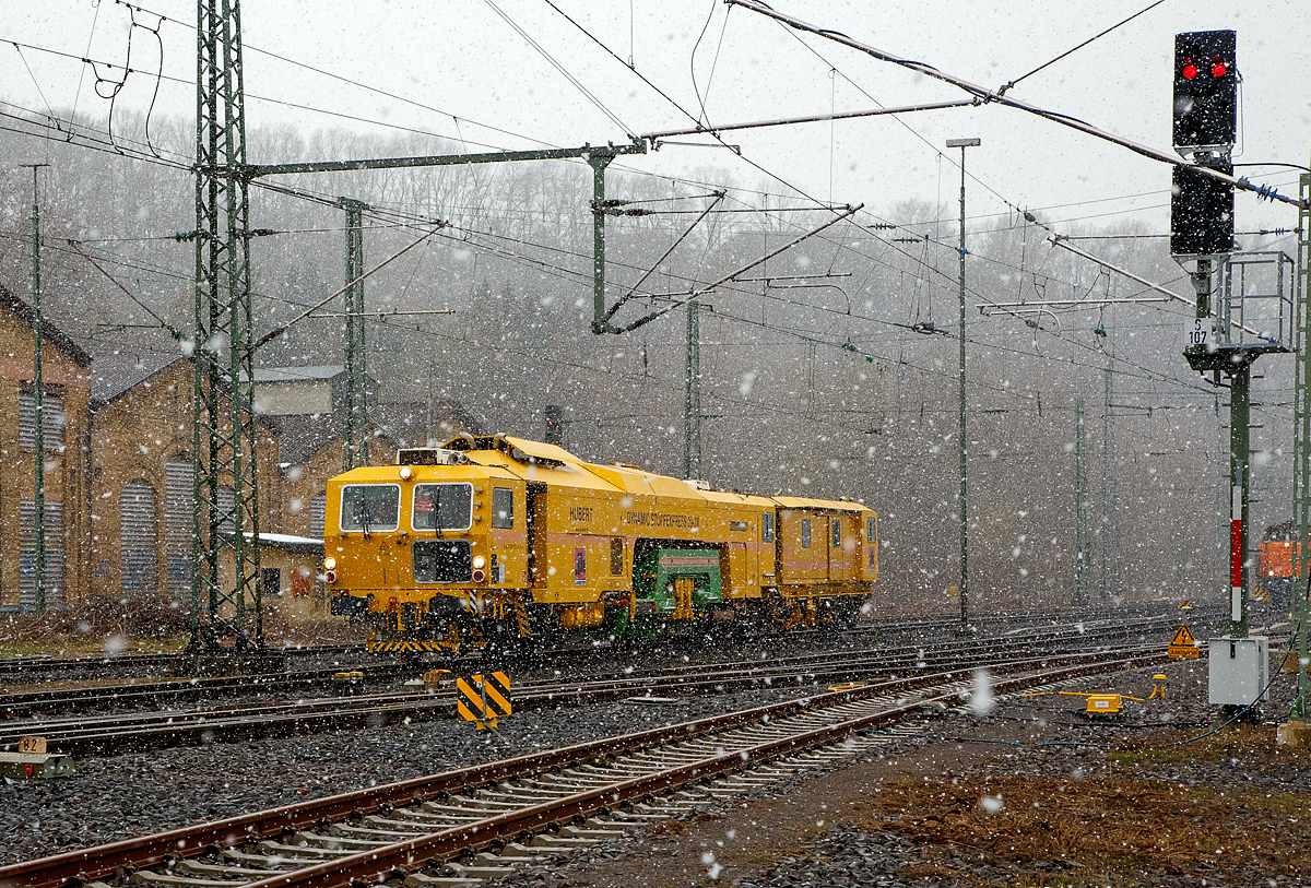 Der n�chste Schneeschauer ist da und....
Der Plasser & Theurer Dynamic Stopfexpress 09-3X, Schweres Nebenfahrzeug Nr. 99 80 9121 026-5 D-JH, ex 97 40 71 507 17-1, eine Dreischwellenstopfmaschine Joseph Hubert GmbH & Co. KG, f�hrt am 06.04.2021 bei starkem Schneefall durch Betzdorf/Sieg in Richtung Siegen.


Der Dynamic Stopfexpress 09-3X wurde 2003 von Plasser & Theurer in Linz (A) unter der Maschinen-Nr. 3097 gebaut.  Die Dynamic 09-3X sind kontinuierlich arbeitende Nivellier-, Hebe-, Richt- und Drei-Schwellen-Stopfmaschinen mit integrierter dynamischer Gleisstabilisation. Sie erm�glichen das Stopfen von drei Schwellen in einem Arbeitsgang. Dadurch wird eine hohe Arbeitsgeschwindigkeit erzielt. Diese Maschinen sind jedoch f�r den Bereich von Weichen geeignet. Bei der Stopfung wird der Schotter unter der Schwelle verdichtet, wodurch ein stabiles Schwellenauflager entsteht.


TECHNISCHE DATEN:
Spurweite: 1.435 mm
L�nge �ber Puffer: 33.540 mm
Gesamtgewicht: 126 t
H�chstgeschwindigkeit eigen/gezogen:100km/h 
Motorleistung: 550 kW
