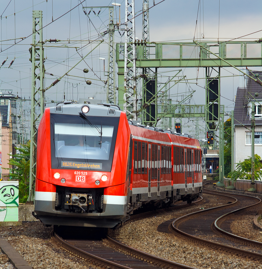 
Der nagelneue dreiteilige Dieseltriebzug Coradia LINT 81 - 620 525 / 621 025 / 620 025 der DB Regio (VAREO) am 29.08.2014, als RB 25 - Oberbergische Bahn (Köln Hansaring - Engelskirchen), hier bei der Einfahrt in den Hauptbahnhof Köln. 

Hinweis: Die Aufnahme vom Bahnsteig gemacht.