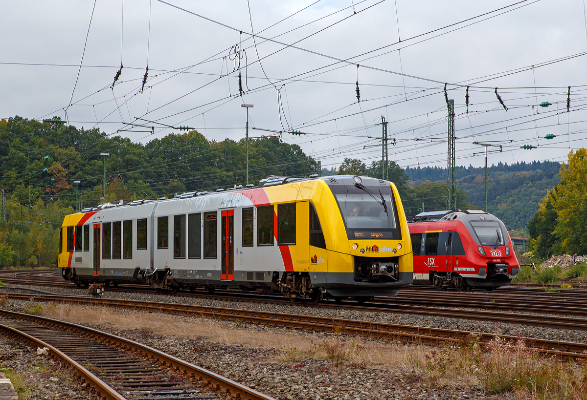 
Der neue VT 505 ein Alstom Coradia LINT 41 der neuen Generation / neue Kopfform (95 80 1648 105-2 D-HEB / 95 80 1648 605-1 D-HEB) der HLB (Hessische Landesbahn GmbH) fährt am 04.10.2015, als RB 95 (Au/Sieg - Betzdorf/Sieg - Siegen), und erreicht bald den Bahnhof Betzdorf/Sieg. 

Einen lieben Gruß an den netten Triebwagenführer zurück. 

Eine Entschuldigung von mir an alle netten Tf von mir: Leider sehe ich nicht immer gleich Eure netten Grüße durch den Sucher, zudem fällt es mir schwer eine Hand von meiner Kamera zu nehmen. Ich freue mich aber über Eure Grüße immer wieder sehr, auch wenn ich sie erst später am PC sehe ;-)))
