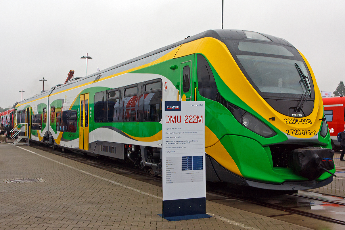 
Der neue zweiteilige Newag Dieseltriebwagen 222M f�r die Koleje Mazowieckie (deutsch Masowische Eisenbahnen) wurde von NEWAG Sp�łka Akcyjna auf der InnoTrans 2014 (hier am 26.09.2014) pr�sentiert. Hier war es, mit 222M-001 (95 51 2 720 072-8 / 95 51 2 720 073-6) der erste f�r Koleje Mazowieckie produzierte Zug. Es soll auch eine dreiteilige Variante angeboten werden. F�r mich ein sehr gelungener Dieseltriebzug.

Dieser zweiteilige Dieseltriebzug unterscheidet sich von den �lteren Dieseltriebwagen dieser Art auf den polnischen Schienen. Es verf�gt �ber eine komfortablen, mit 63% niederflurigen Anteil, funktional und voll klimatisierte Innenraum. Er ist auch f�r Personen mit eingeschr�nkter Mobilit�t geeignet. Diese Triebwagen sollen die von der DB �bernommen Triebwagen der Baureihen 627 und 628 zu ersetzen.

Angetrieben wird das Fahrzeug von zwei MTU-Dieselmotoren (Powerpack) mit je 390 kW die Leistung wird jeweils hydromechanisch von einem ZF Automatikgetriebe mit Retarder auf die Enddrehgestelle �bertragen. Die modernen Triebwerke erf�llen die Abgasnorm Stage IIIB. F�r den Einstieg in die Fahrerkabine sind separate Seitent�ren vorhanden. 

Technische Daten:
Spurweite: 1.435 mm (Normalspur)
Achsanordnung: Bo’2’Bo’
L�nge �ber Kupplung: 43.000 mm
Drehzapfenabstande: 16.300
Fahrzeugbreite: 2.840 mm
Fahrzeugh�he: 3.910 mm
Eigengewicht: 83 t
Dienstgewicht: 111 t
Zul. Gesamtgewicht: 120 t
Sitzpl�tze: 126 davon 10 in der 1.Klasse und 7 Klappsitze
Stehpl�tze: 140
Max. Passagiere: 330
Anzahl der T�re/Seite: 2
T�rbreite: 1.300 mm
H�he des Niederflurbereiches: 600 mm �.S.O.K:
Motor: 2x MTU-Dieselmotoren (Powerpack) mit je 390 kW Leistung
Getriebe: 2x ZF Automatikgetriebe mit Retarder 
H�chstgeschwindigkeit: 120 km/h
Beschleunigung (0-40 km/h): 0,45 m/s�
Mehrfachtraktion: bis zu 4 Fahrzeugen
Kleister befahrbarer Gleisbogen: 100 m (80 m in Werkstattbereich)
Kupplung: Scharfenbergkupplung (Schaku) Typ 10


Quelle: http://www.newag.pl/ (in polnischer und englischer Sprache)

