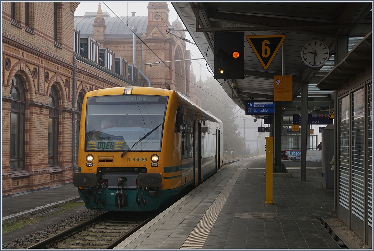 Der ODEG VT 650.86 als RB13 auf der Fahrt nach Rehna beim Halt im nebligen Schwerin.
22. Sept. 2017  