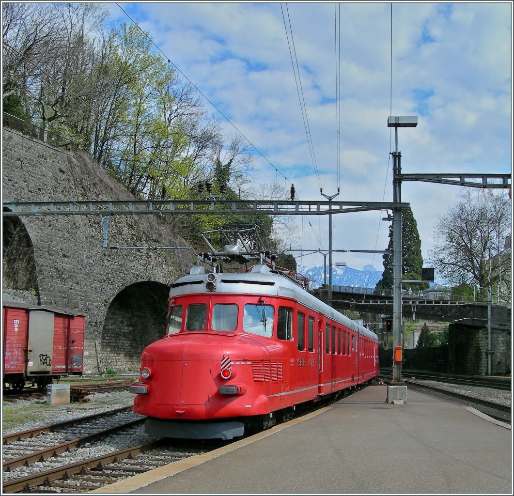 Der RAe 4/8 1021 verl�sst Vevey Richtung Montreux.
17. April 2006
