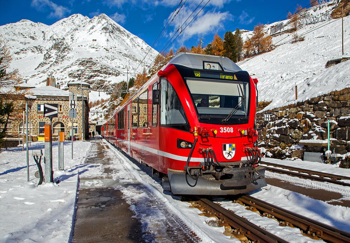 Der RhB ALLEGRA-Zweispannungstriebzug (RhB  ABe 8/12) 3508  Richard Coray  mit 2 angehangenen Personenwagen als Regio-Zug nach Tirano verl�sst am 04.11.2019 Alp Gr�m in Richtung Tirano. 