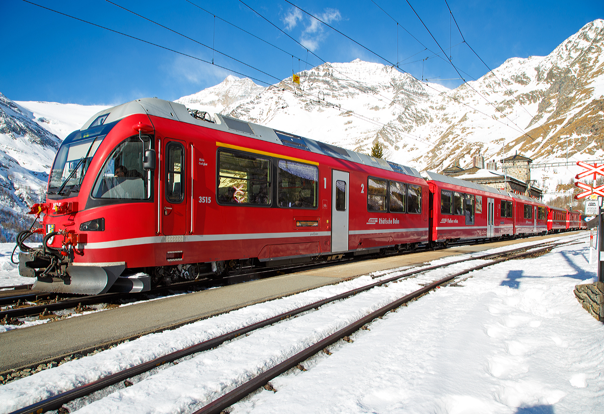 
Der RhB Regio-Zug nach Tirano hat am 20.02.2017 den Bahnhof Alp Grüm (2.091 m ü. M.) erreicht, der Zug besteht aus dem 3-teiligen ALLEGRA-Zweispannungstriebzug (RhB ABe 8/12) 3515  Alois Carigiet  mit 4 angehangenen Personenwagen.  

Auf der Berninabahn sind die Triebzüge das Haupttraktionsmittel und ziehen Regionalzüge, den Bernina-Express sowie Güterzüge.  

Dieser Zweispannungstriebzug ist nicht nur hochmodern, sondern verbirgt in seinem Innern wesentliche Innovationen und viel Power. Die mehrsystemfähige Antriebsausrüstung bringt eine Leistung von 2,6 MW, zudem haben die Triebzüge eine hohe Anfahrzugkraft von 260 kN. Hier auf der Berninabahn (St. Moritz–Tirano) mit einer Maximalsteigung 70 ‰ wird mit 1.000 Gleichstrom gefahren, auf der Arosabahn und der Bahnstrecke Landquart–Davos Platz im 11 kV 16.7 Hz Wechselstrombetrieb.