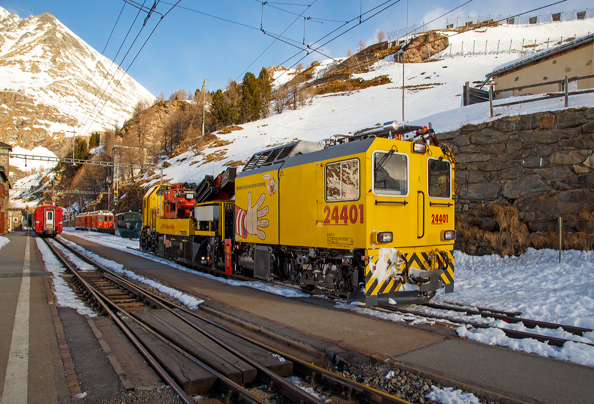 Der RhB (Rh�tische Bahn) Xmf 6/6 24401, ex 92020, ein Fahrleitungsturmwagen vom Typ Plasser & Theurer MTW 100.160 f�hrt am 20.02.2017 vom Bahnhof Alp Gr�m (2.091 m �. M.) hinab in Richtung Tirano. 

Der MTW 100.160 wurde 2007 von Plasser & Theurer unter der Maschinen-Nr. 934 gebaut. 

TECHNISCHE DATEN: 
Spurweite: 1.000 mm (Meterspur)
Achsformel: Bo’+Bo’Bo’
Baujahr: 2007
L�nge �ber Puffer: 19,26 m
Drehzapfenabstand: 5,35 m / 8,50 m
Achsabstand im Drehgestell: 1.800 mm
Leistung  der  Dieselmotoren: 2 x 395 kW
Eigengewicht: 69,00 t
H�chstgeschwindigkeit: 90 km/h (eigen oder geschleppt)