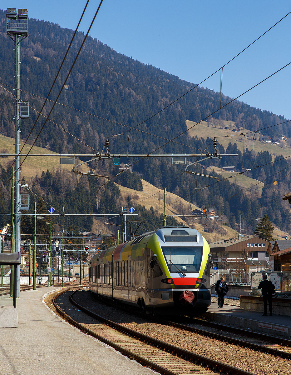 Der SAD ETR 170 007, ein sechsteiliger Mehrsystem Stadler FLIRT (MS für I / A), der SAD Nahverkehr AG / SAD Trasporto locale, hat am 27.03.2022, als Regionalzug „Pustertalbahn“ von Franzensfeste/Fortezza (I) nach Lienz in Osttirol (A), den Bahnhof Innichen / San Candido im Hochpustertal (im Osten Südtirols) erreicht. Das Personal hat nun von SAD auf ÖBB gewechselt und nun ist der Stromabnehmer, für den in Österreich üblichen, Einphasenwechselstrom (15 kV 16,7 Hz) angehoben. Denn ostwärts wird dann das Netz der ÖBB - Österreichischen Bundesbahnen befahren, und somit wechselt er auch von der Pustertalbahn auf die Drautalbahn.
