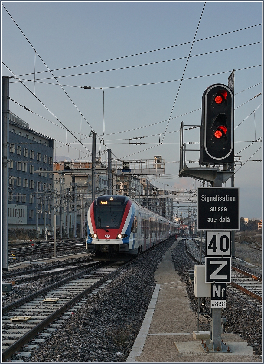 Der SBB CFF LEX RABe 522 224 erreicht von Genève kommend Annemasse, wo ein Ausfahrsignal für die Züge der Gegenrichtung verkündet, dass ab jetzt Schweizer Signale den Zugverkehr regeln. Untypisch jedoch, sowohl für Frankreich als auch für die Schweiz: auf der CEVA herrscht im Regelbetrieb Rechtsverkehr.

21. Januar 2020
