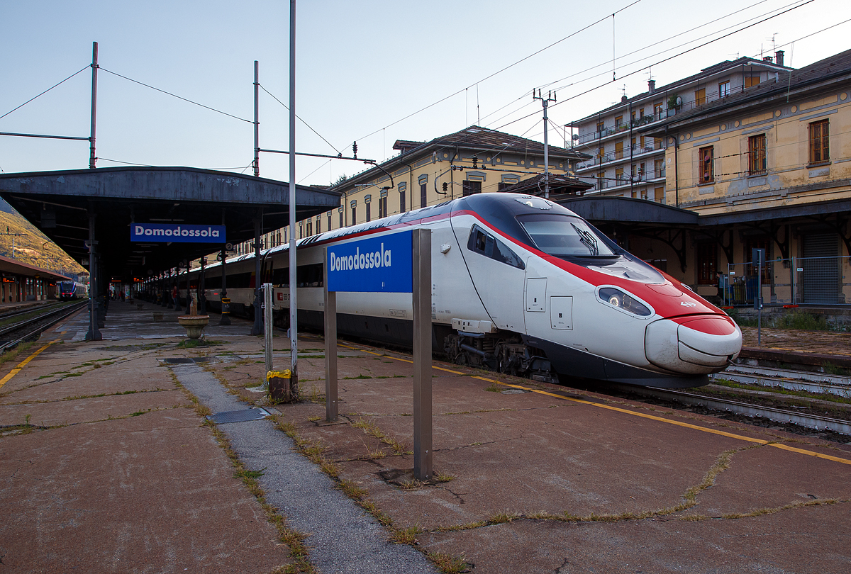 Der SBB ETR 610 014 der 1. Serie (93 85 1 503 014-7 CH-SBB) am 14.09.2017, als EC 36 (Milano Centrale - Stresa - Domodossola - Brig - Sion - Montreux - Lausanne - Gen�ve),  beim Halt im Bahnhof Domodossola. Die SBB bezeichnen die Z�ge auch als  Astoro  (abgeleitet aus italienisch astore f�r  Habicht ). 